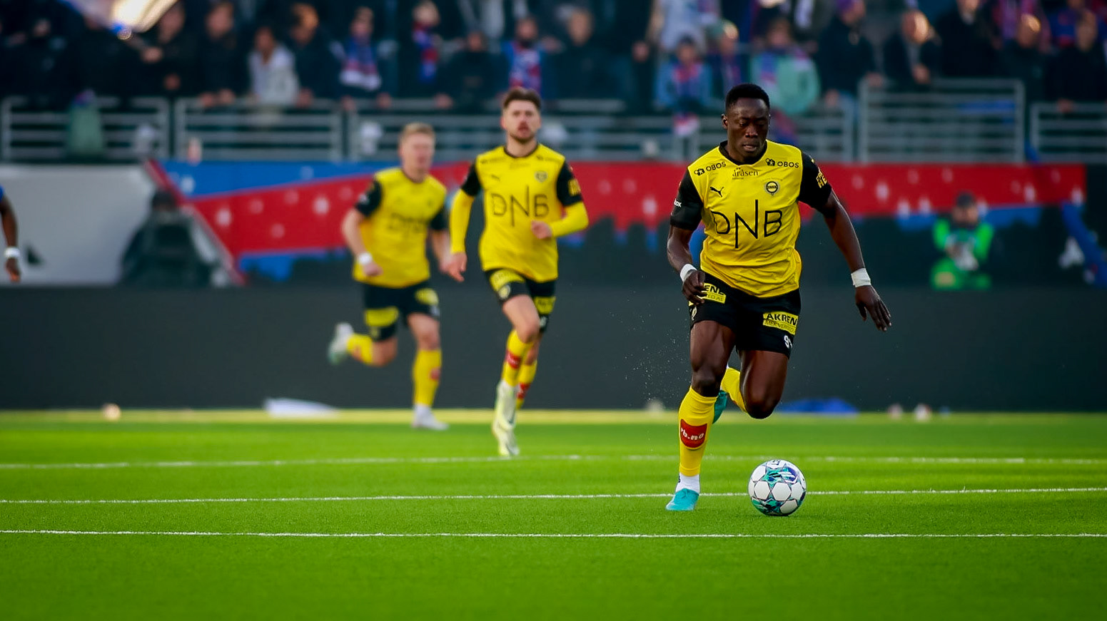  Akor Adams fosser fram for Lillestrøm