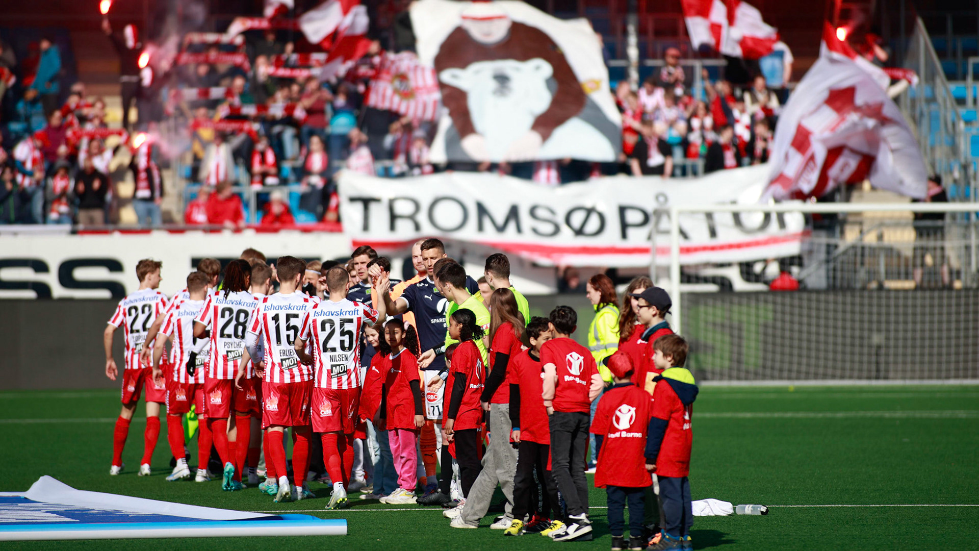 Lagene hilser før kampstart