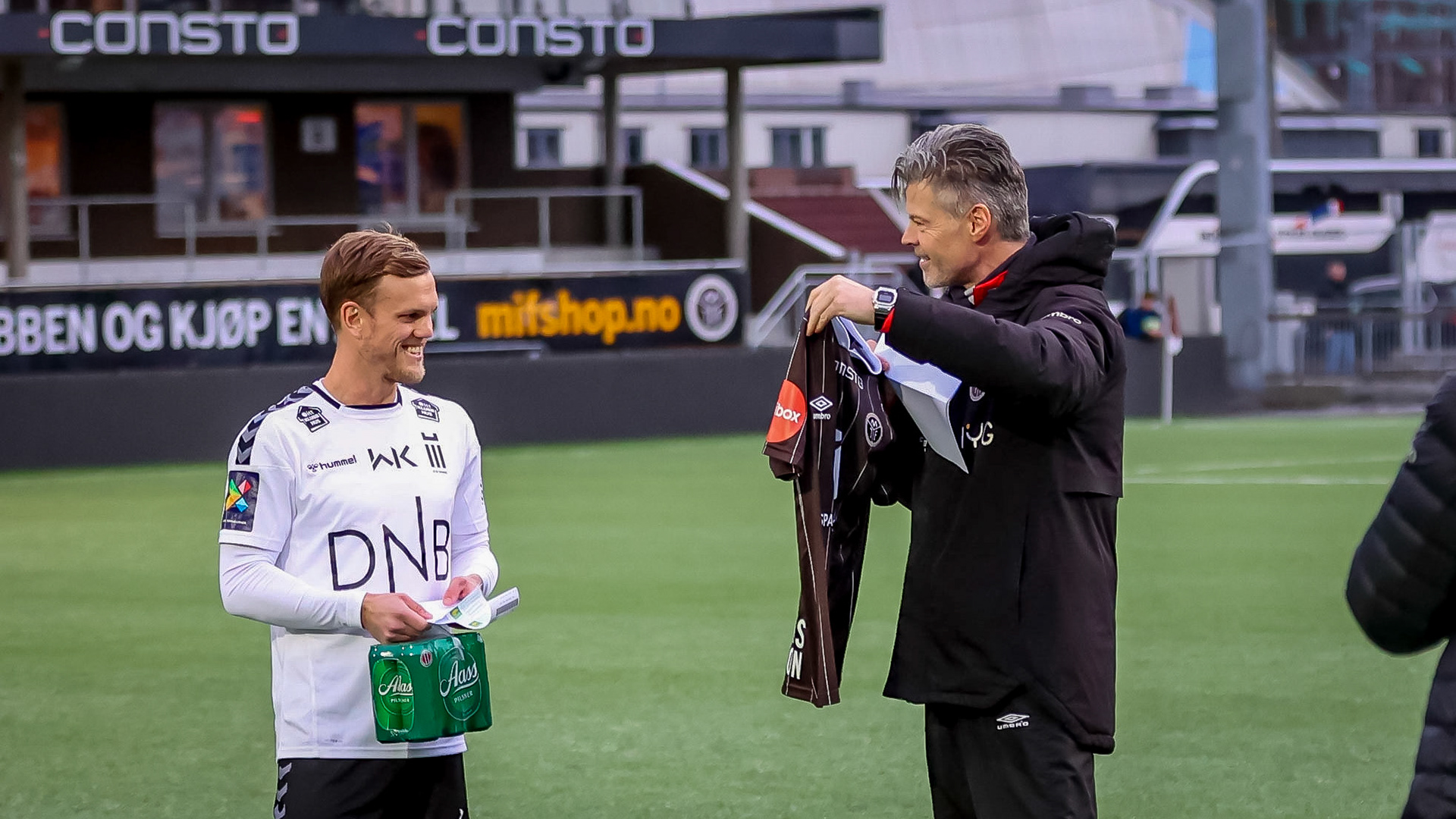 Vegard Hansen takker av Stian Semb Aasmundsen, som fikk 170 kamper for Mjøndalen.