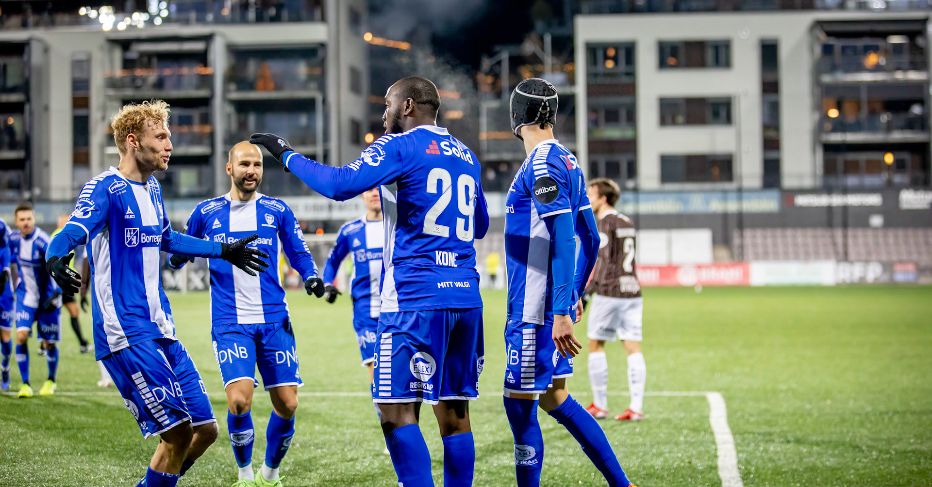 Ibrahima Koné gratuleres etter sitt 11. mål for sesongen
