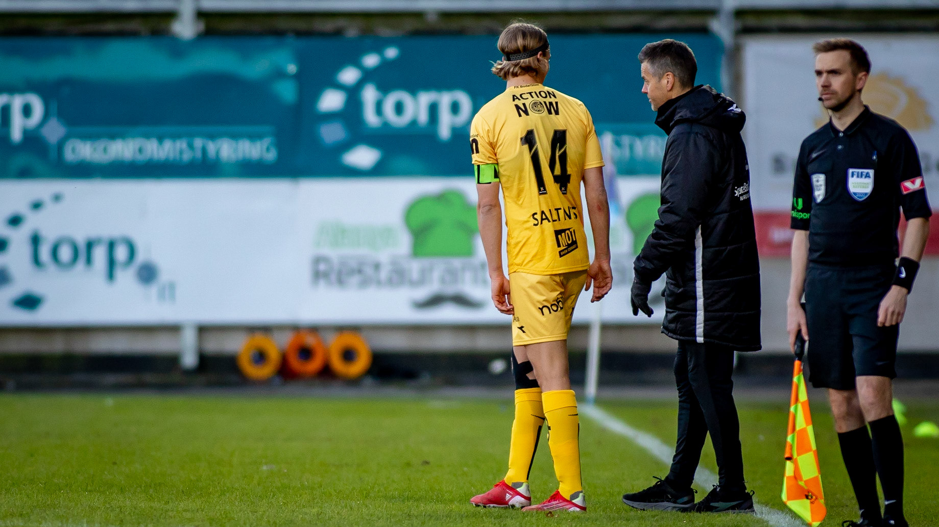 Ulrik Saltnes i samtale med trener Kjetil Knutsen