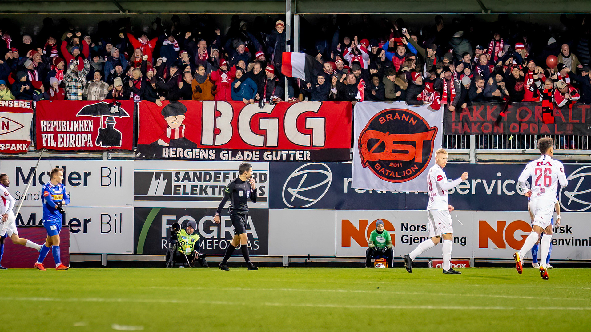 Brannsupporterne jubler over 1-0, men dagens snakkis ble behandlingen av fotografen i front. Trist.