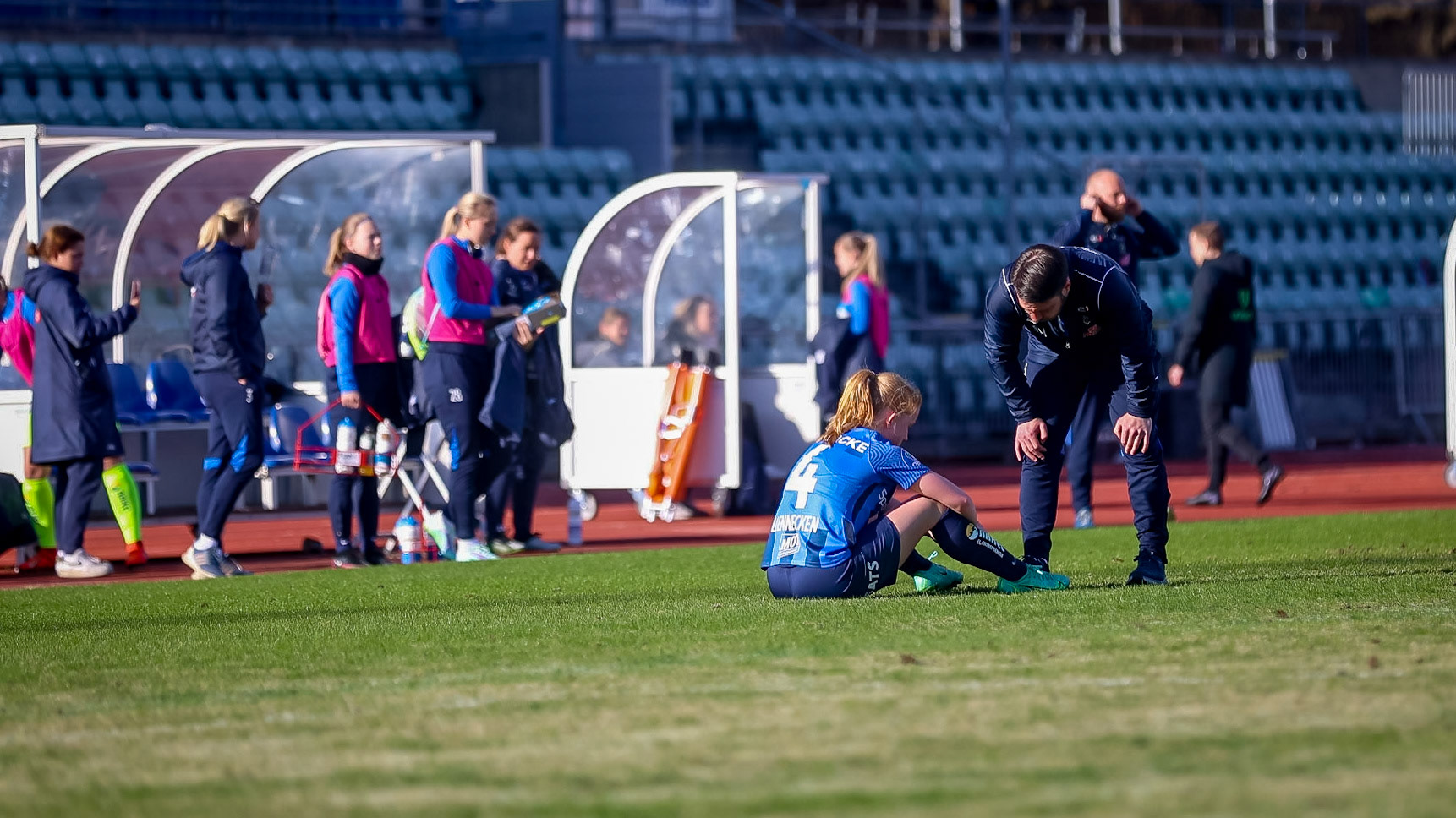Thea Loennecken depper over tap