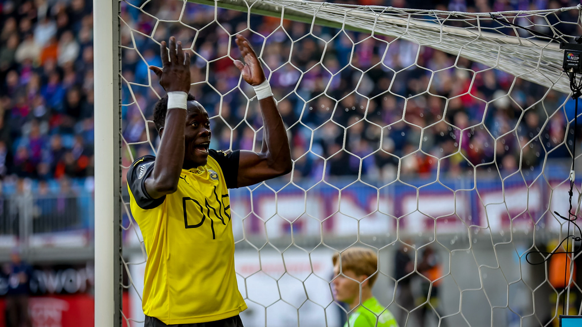  Akor Adams fyrer opp publikum i jakt på utlikningen