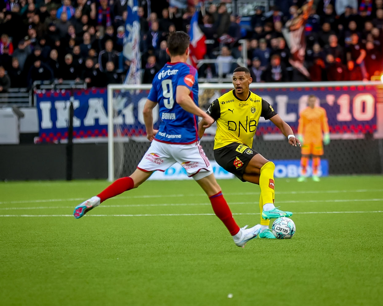 Ruben Gabrielsen prøver å få opp balltempo i jakten på mål