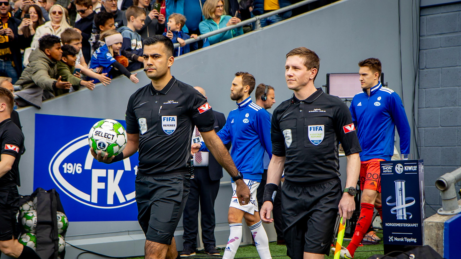 Dommer Rohit Saggi leder an ut på Ullevål