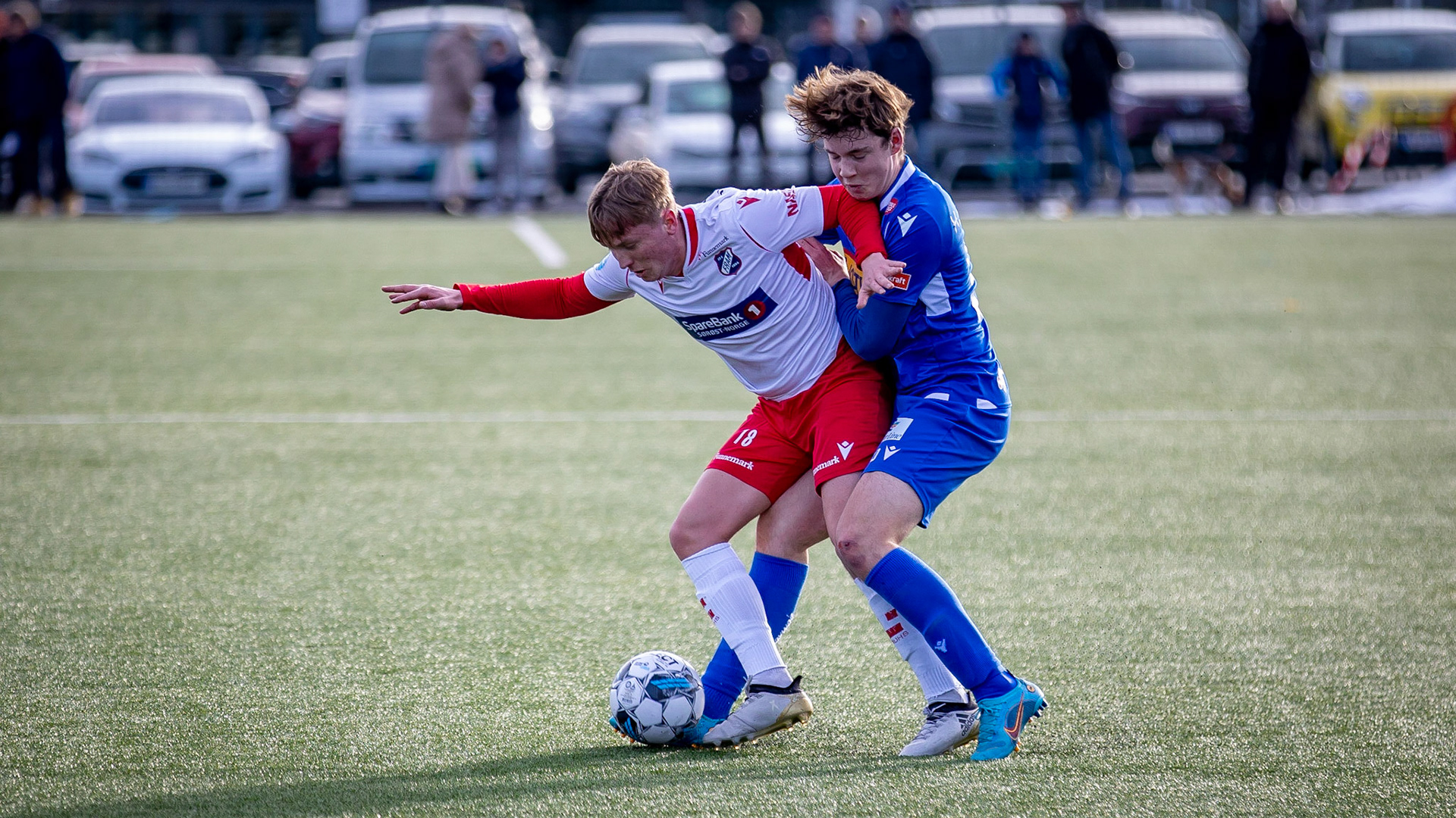 Juniorspiller Elias Haugan tar for seg i en duell med en Framspiller