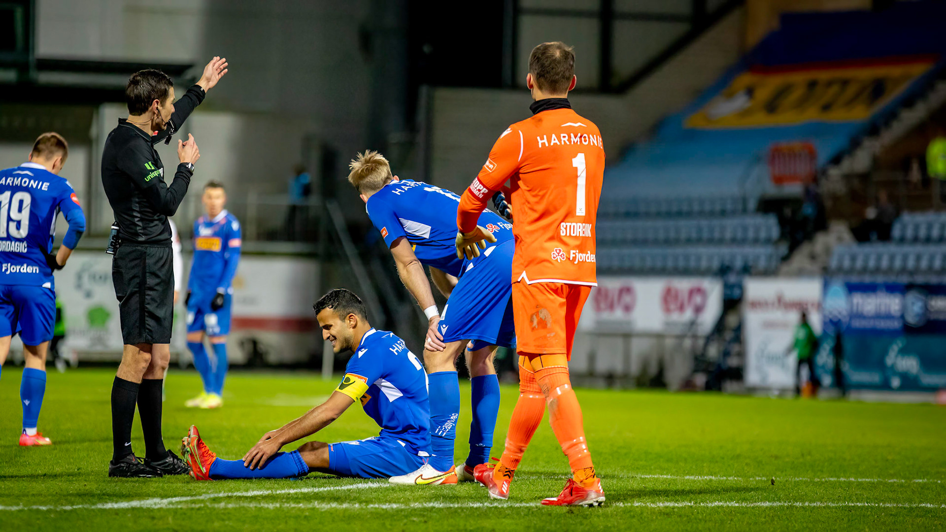 Harmeet Singh (K) måtte ut med skade