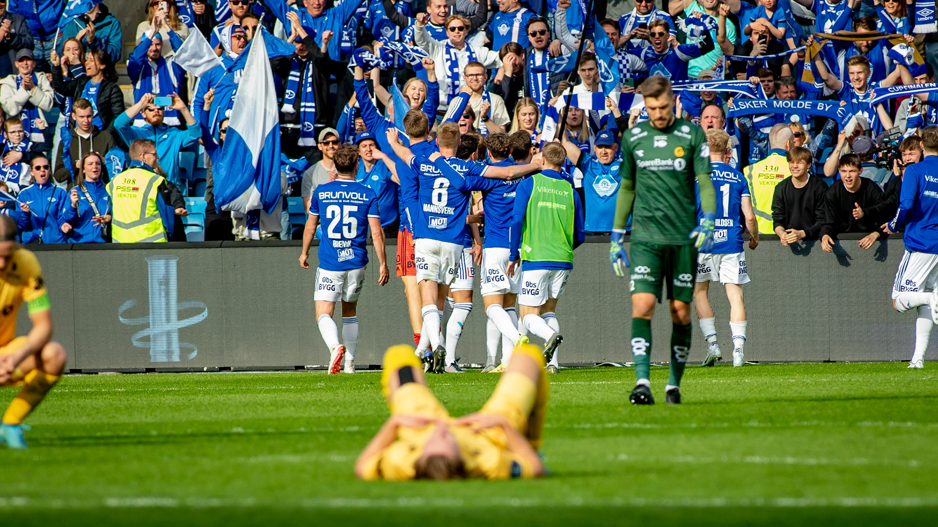 Himmel og helvete. Moldespillerne jubler ekstatiske - Ola Solbakken ligger knust på bakken