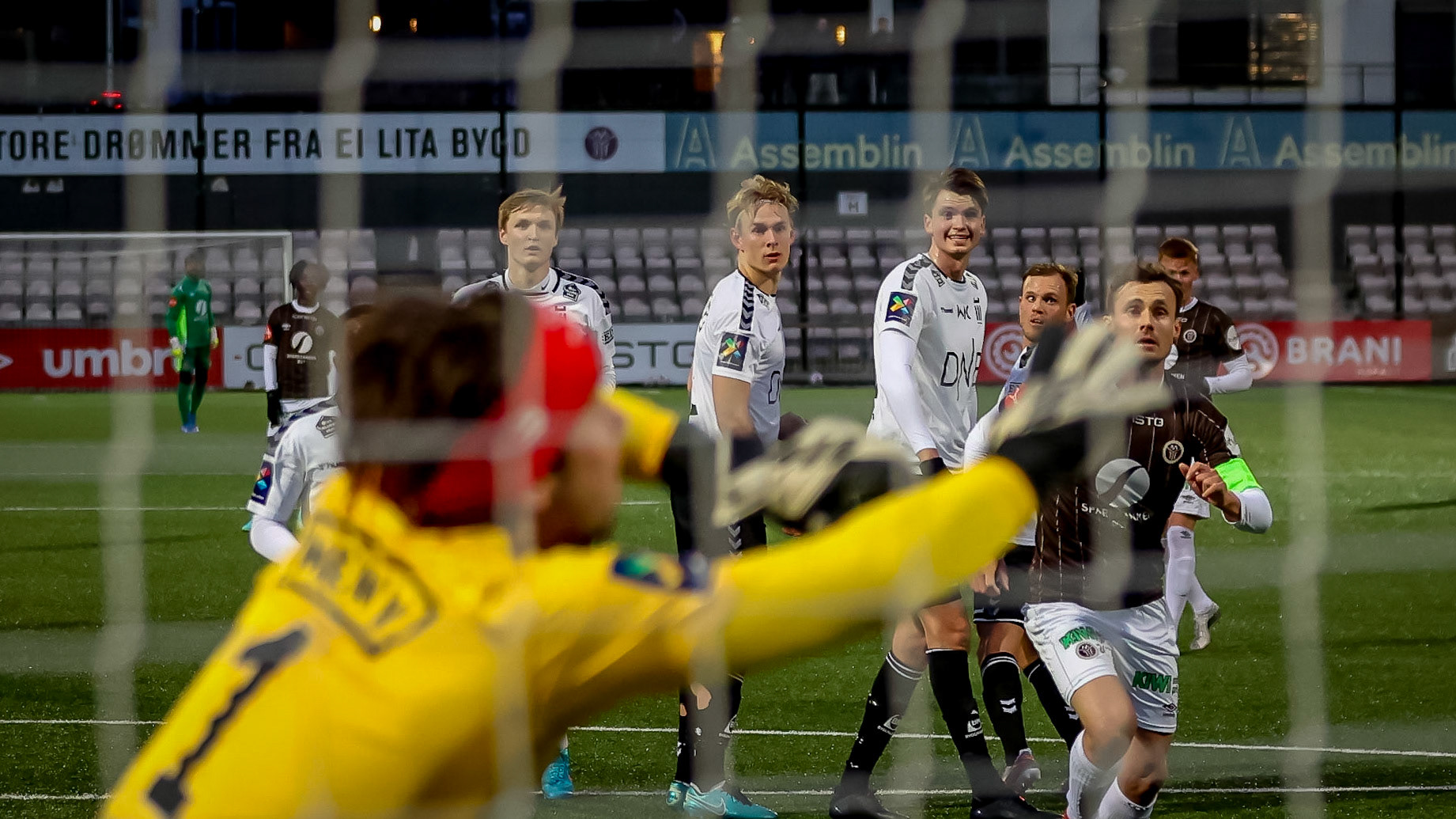 Farlig, farlig frispark for Mjøndalen som treffer krysset - og ut