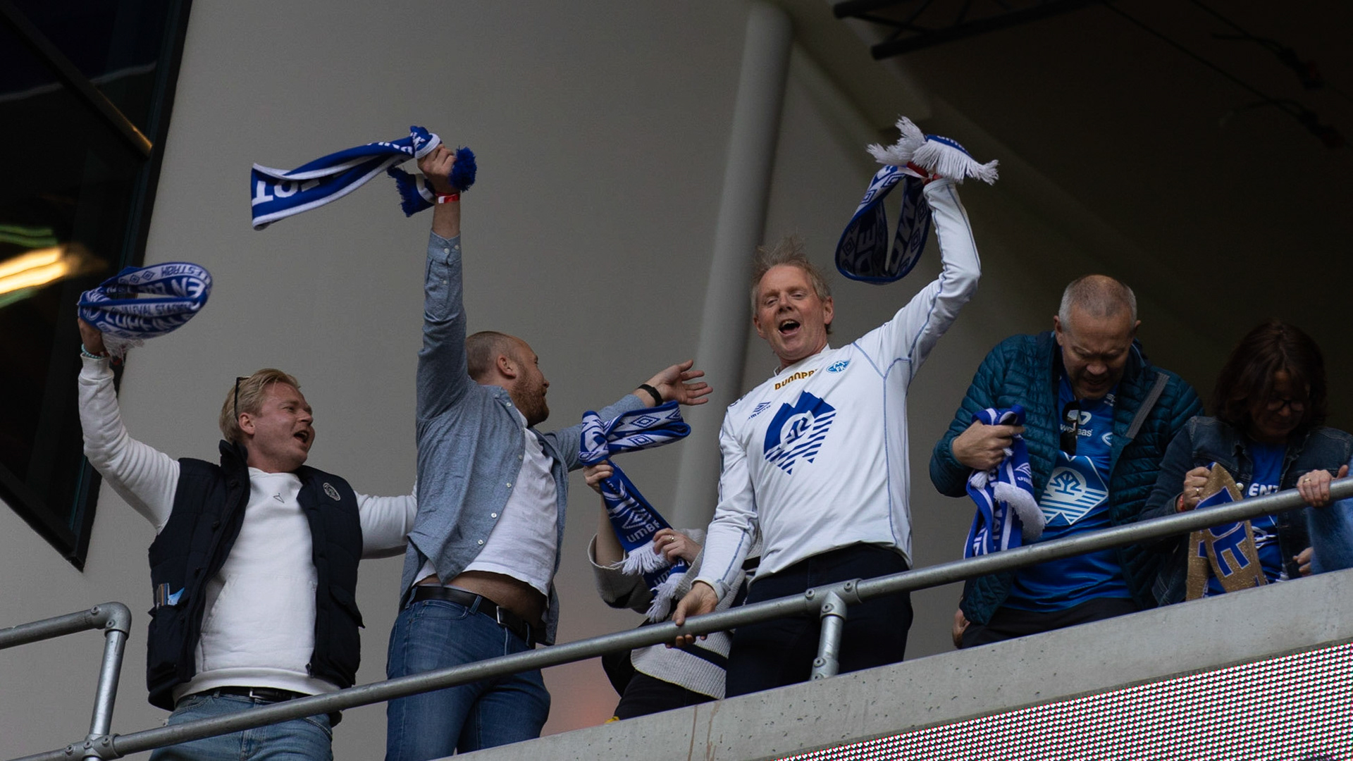 Moldesupporterne feirer seieren