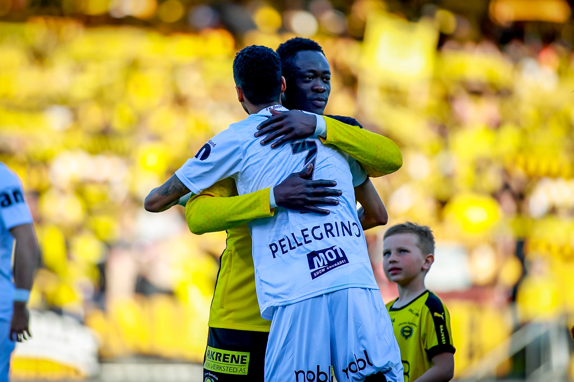 Akor Adams gir Amahl Pellegrino en klem før kampen