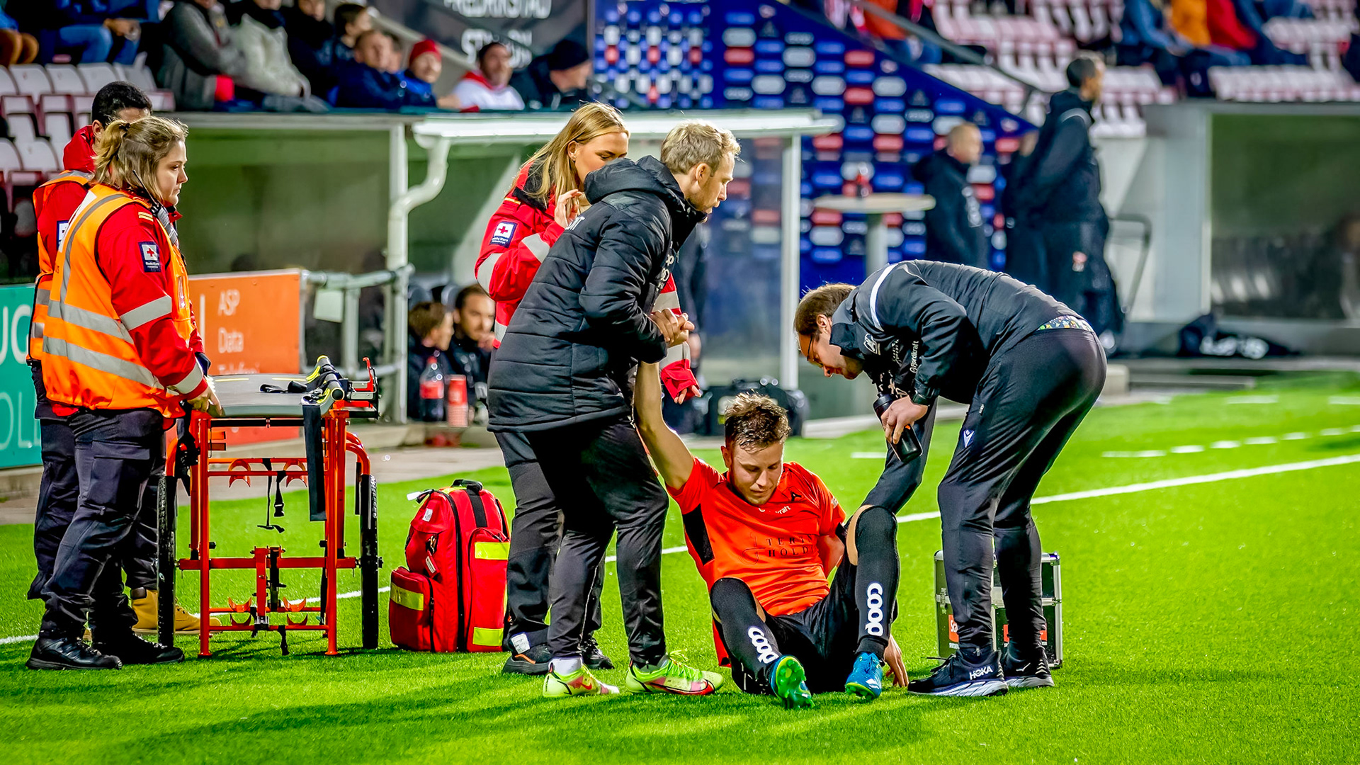 Erlend Hellevik Larsen fikk seg en stygg smell, men kom seg på beina igjen.