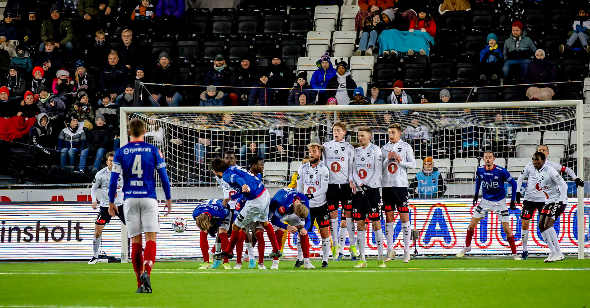 Amor Layoni med smart frispark som nesten går i mål