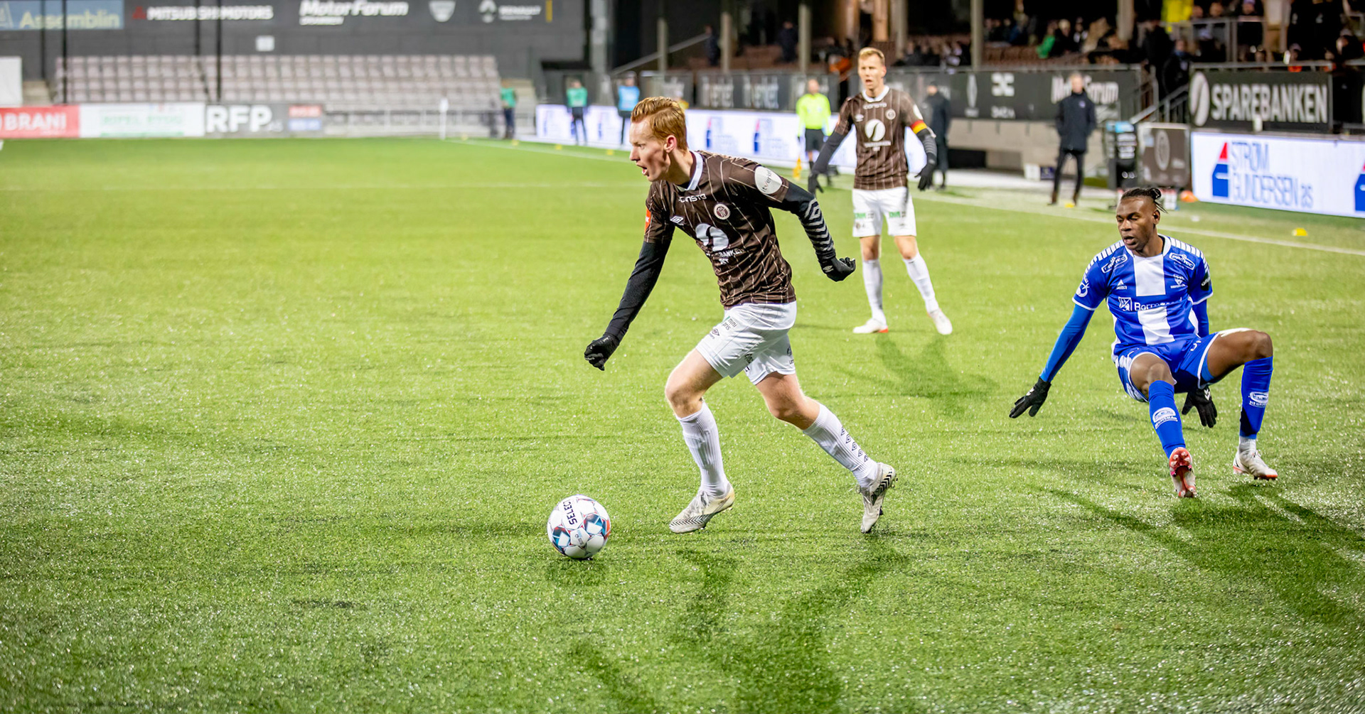 Martin Rønning Ovenstad lurer Rashad Muhammed og får fri bane inn i feltet