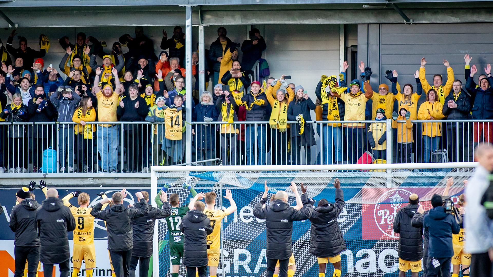 Ganske mange bortesupportere på Release Arena. Her etter kampen.