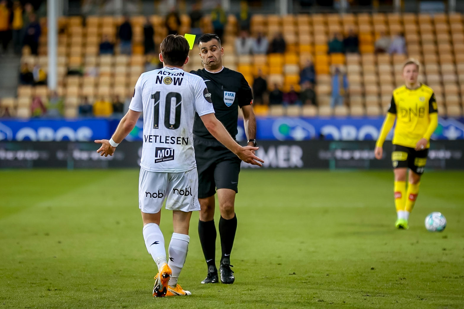 Hugo Vetlesen forstår ingenting av at han får gult kort.