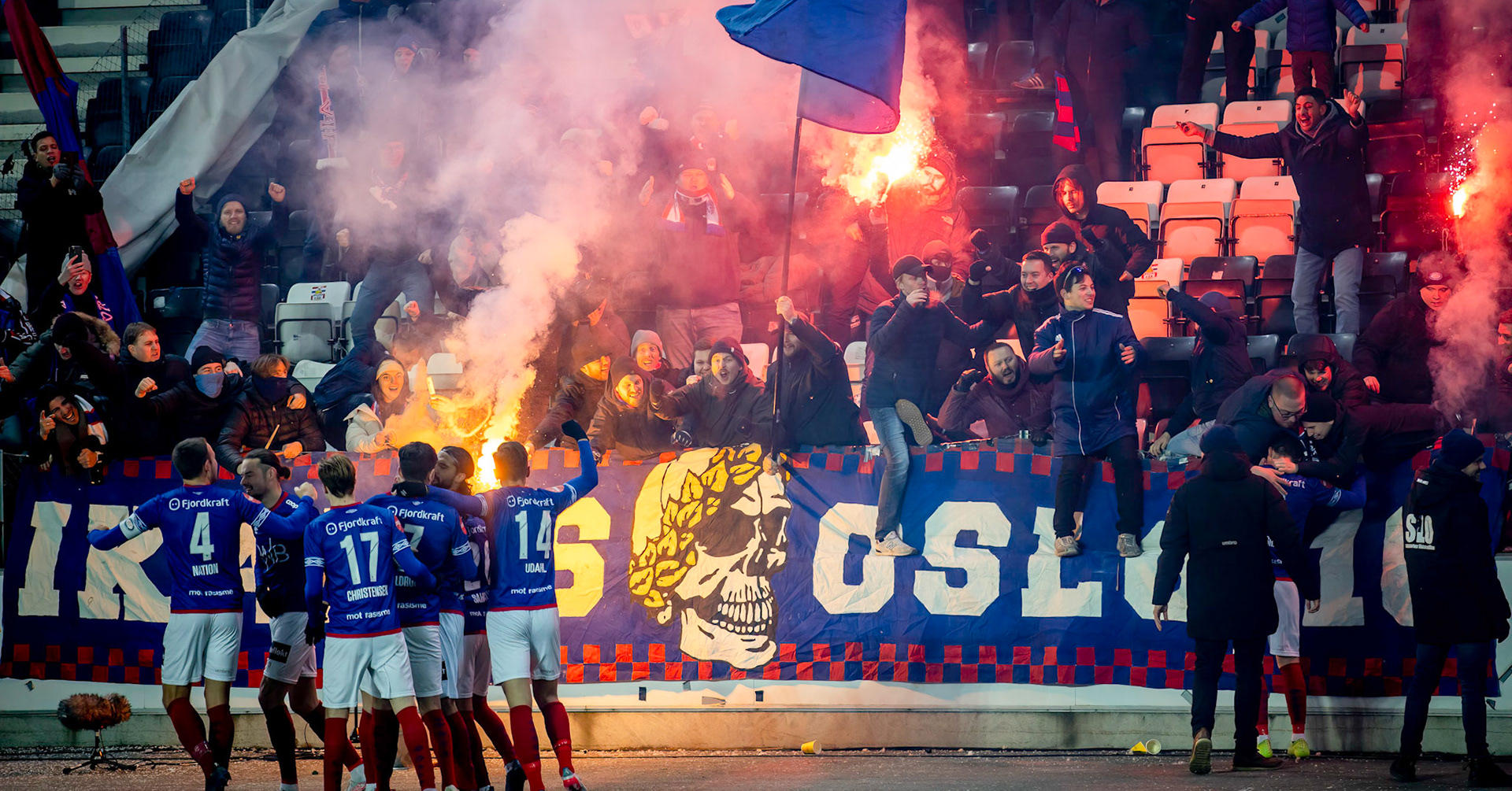 Feiring av seiersmålet med supporterne. Christian Dahle Borchgrevink omfavnes til høyre