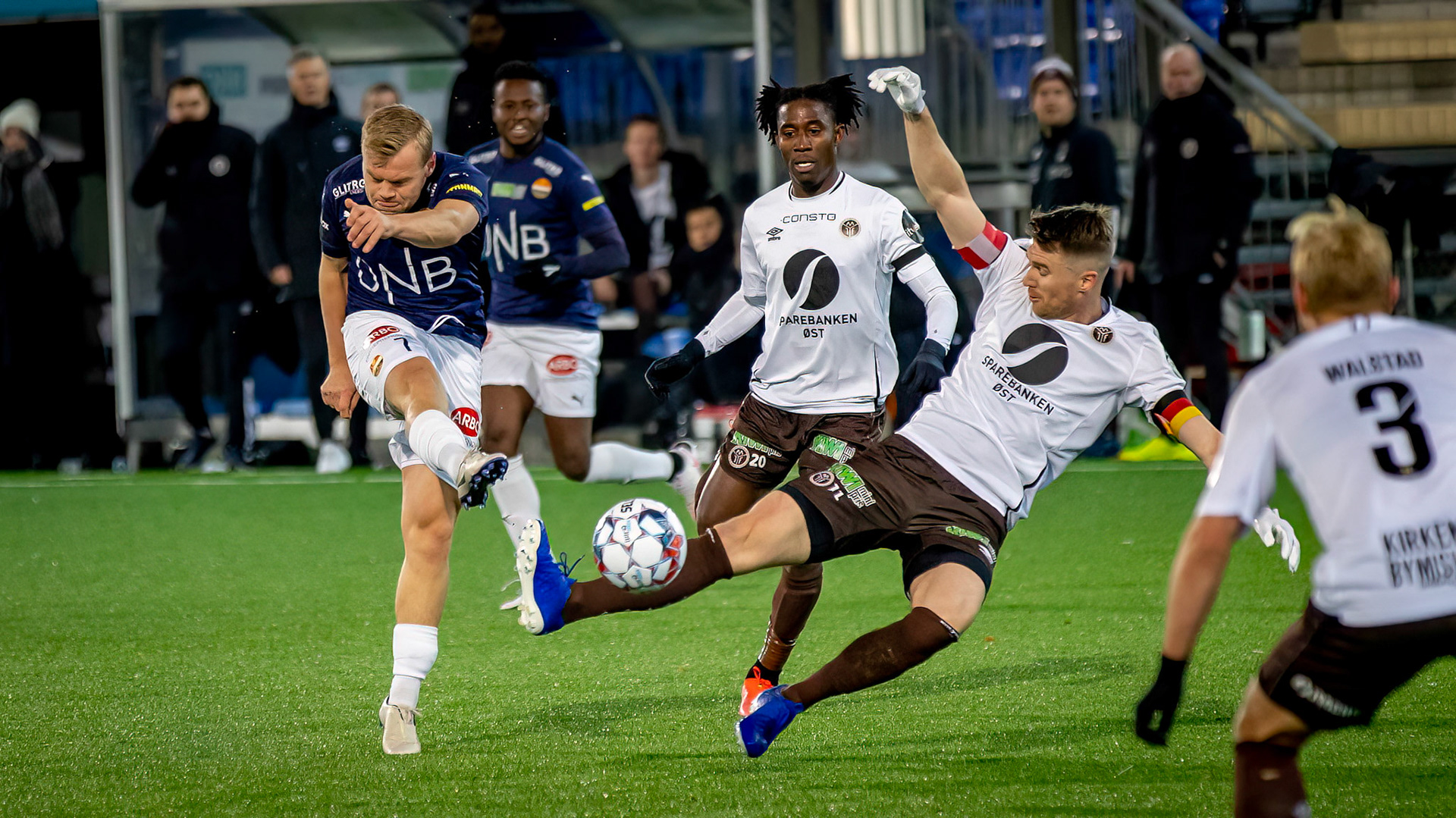 Christian Gauseth forsøker å blokkere skuddet til Herman Stengel