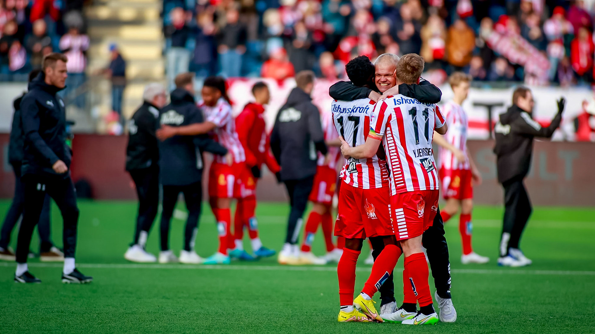 Yaw Paintsil og Ruben Yttergård Jenssen får en bamseklem av trener Gaute Helstrup