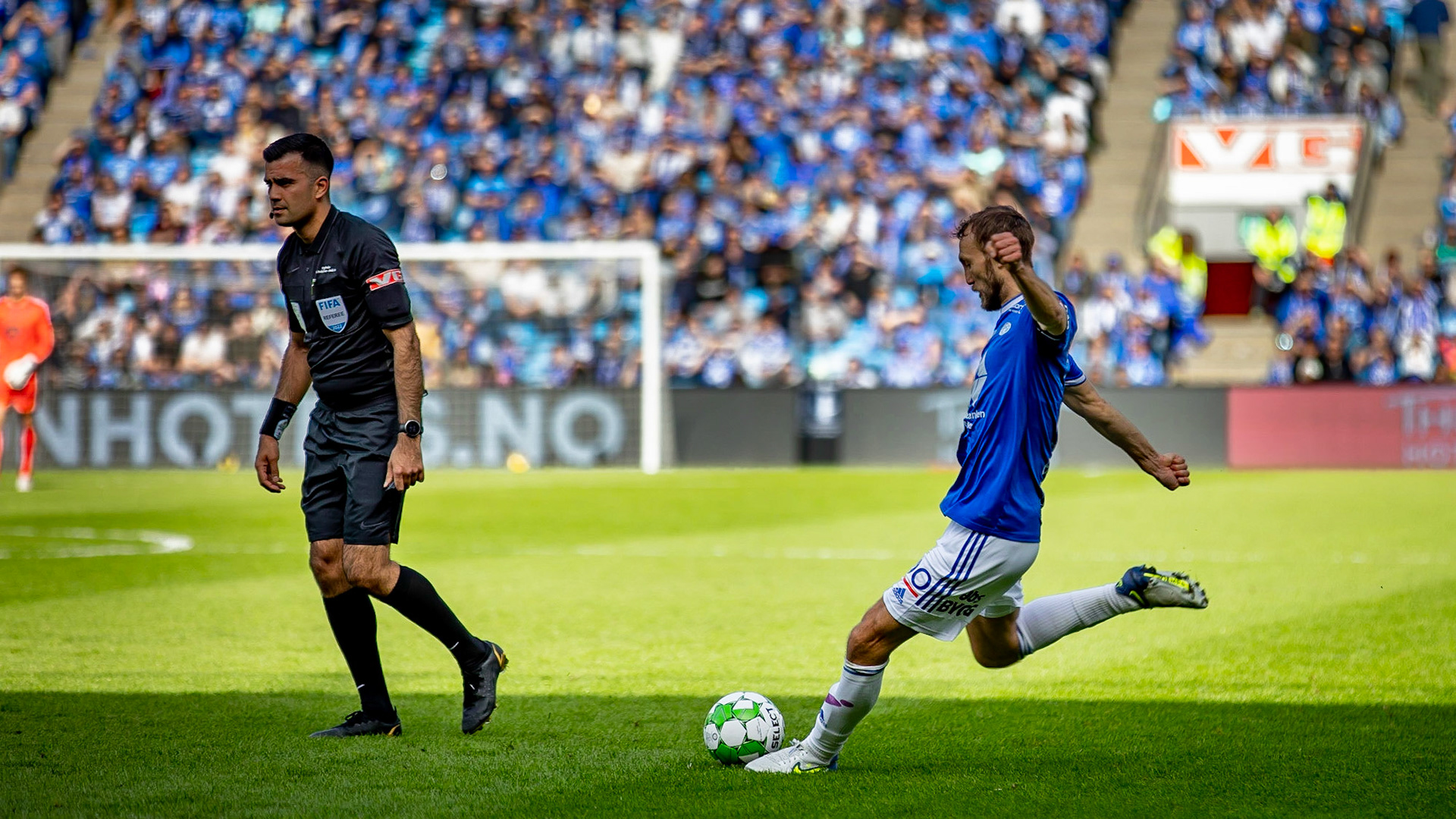 Magnus Wolff Eikrem med farlig frispark som treffer metallet