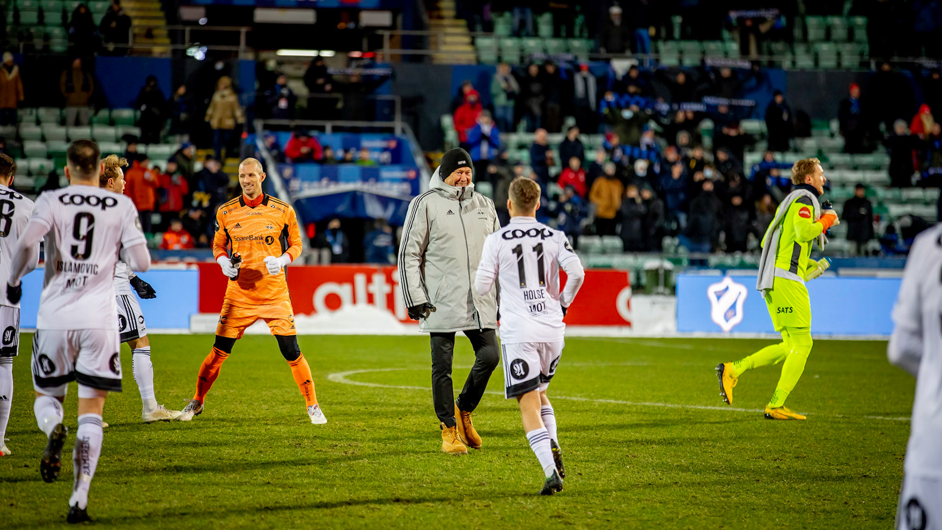Siste reis med gjengen. Åge Hareide smiler før sin siste bortekamp med RBK..