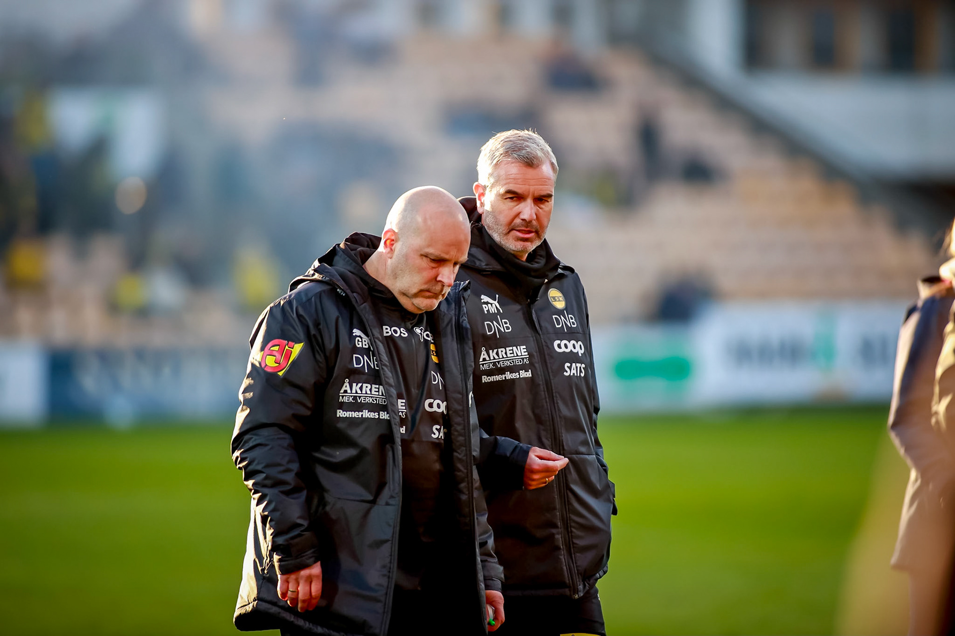 Lillestrøms trenerduo Geir Bakke og Petter Myhre går inn til pause.