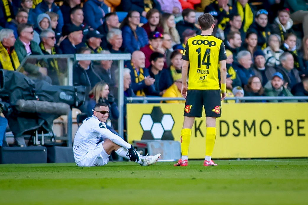 Omar Abdullahi nede med skade og må byttes ut.