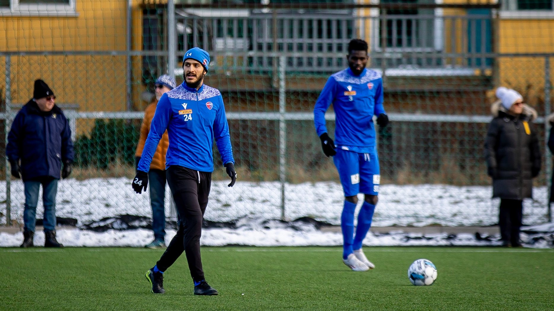 Kaptein Harmeet Singh og prøvespiller Abidouh Kone varmer opp til årets første kamp