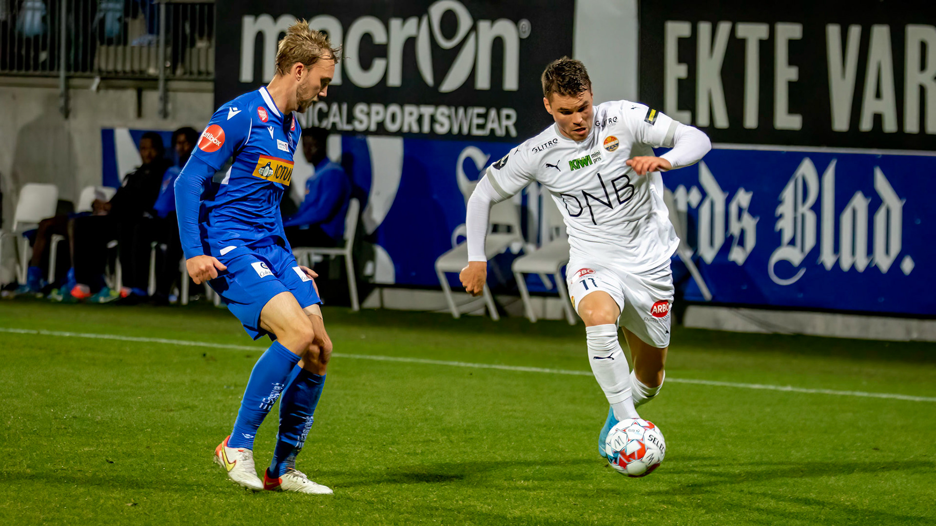 Kristoffer Tokstad prøver å runde Sander Moen Foss