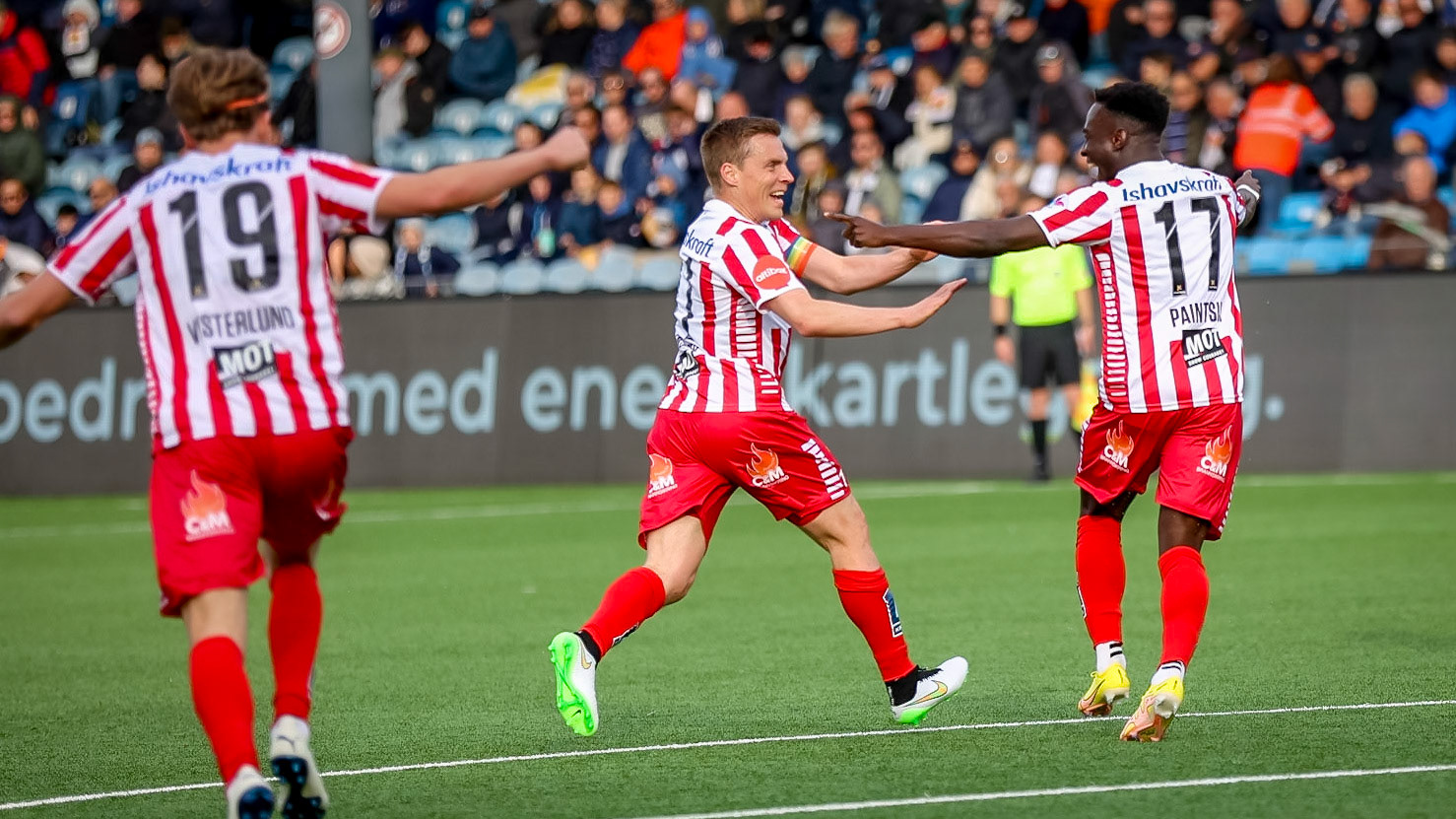 Yaw Paintsil gratuleres av Tromsøs kaptein Ruben Yttergård Jenssen