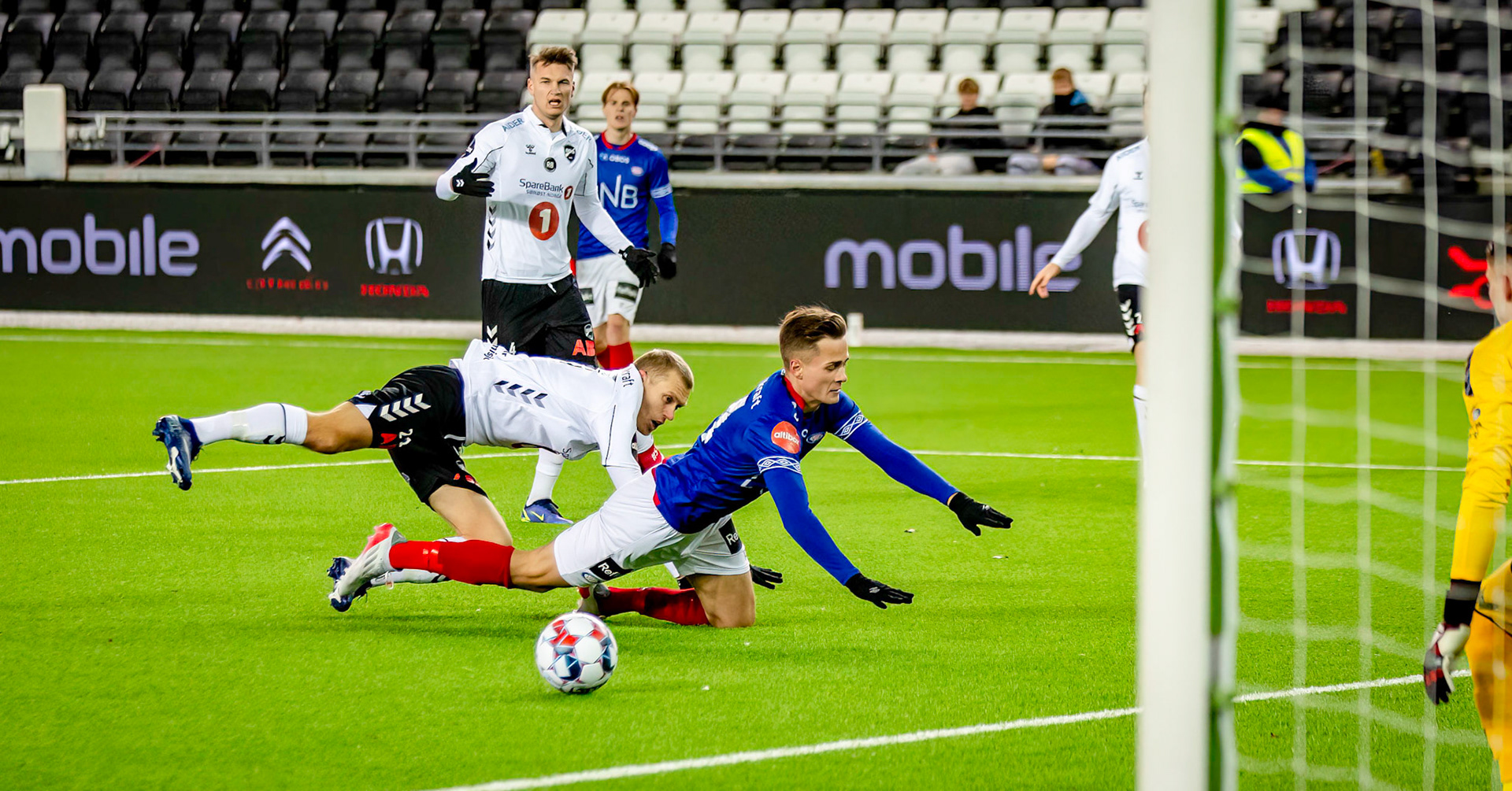 Odds kaptein Steffen Hagen feller innbytter Henrik Udahl