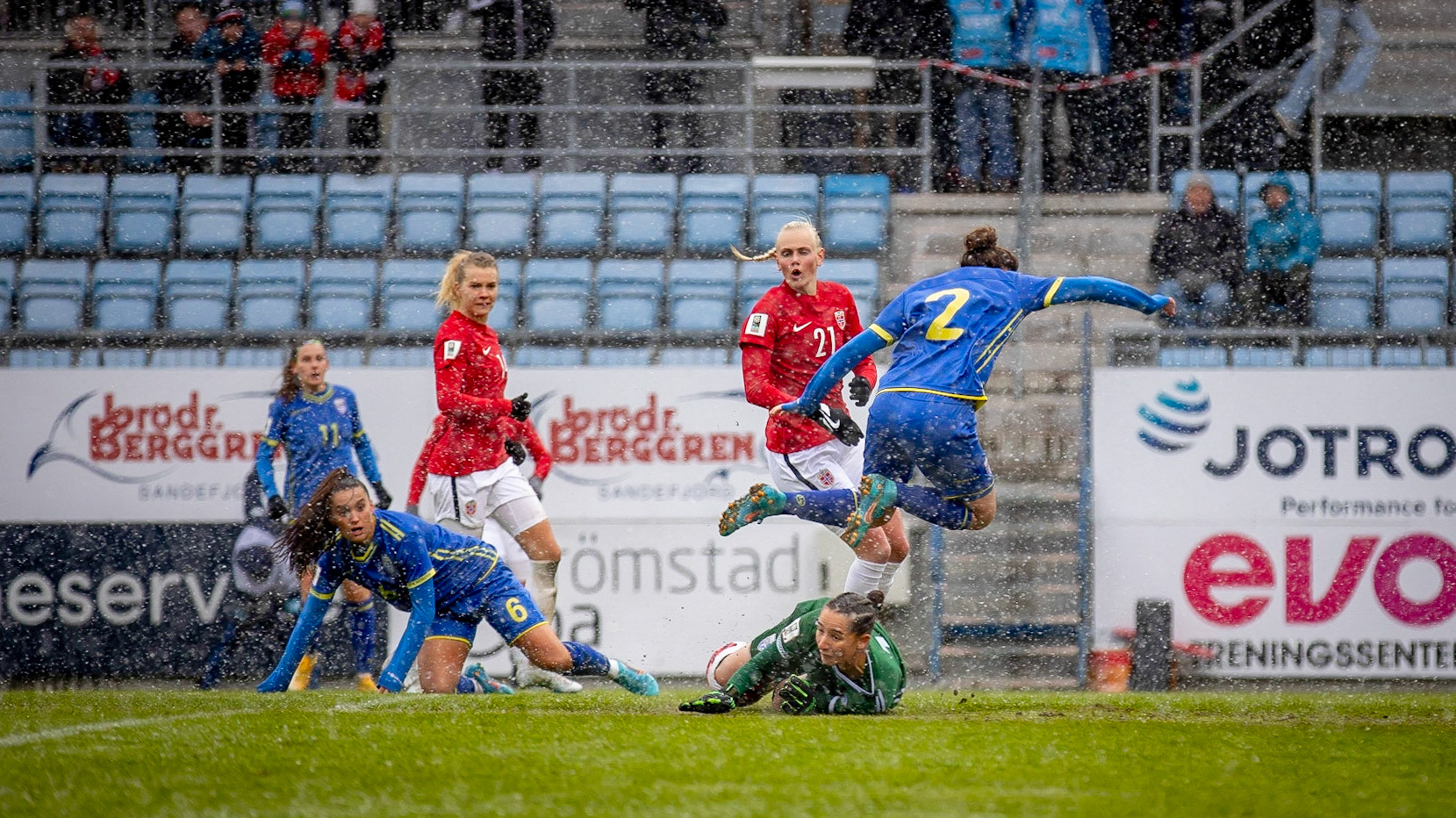 Kosovos keeper Florentina Kolgeci med en god inngripen