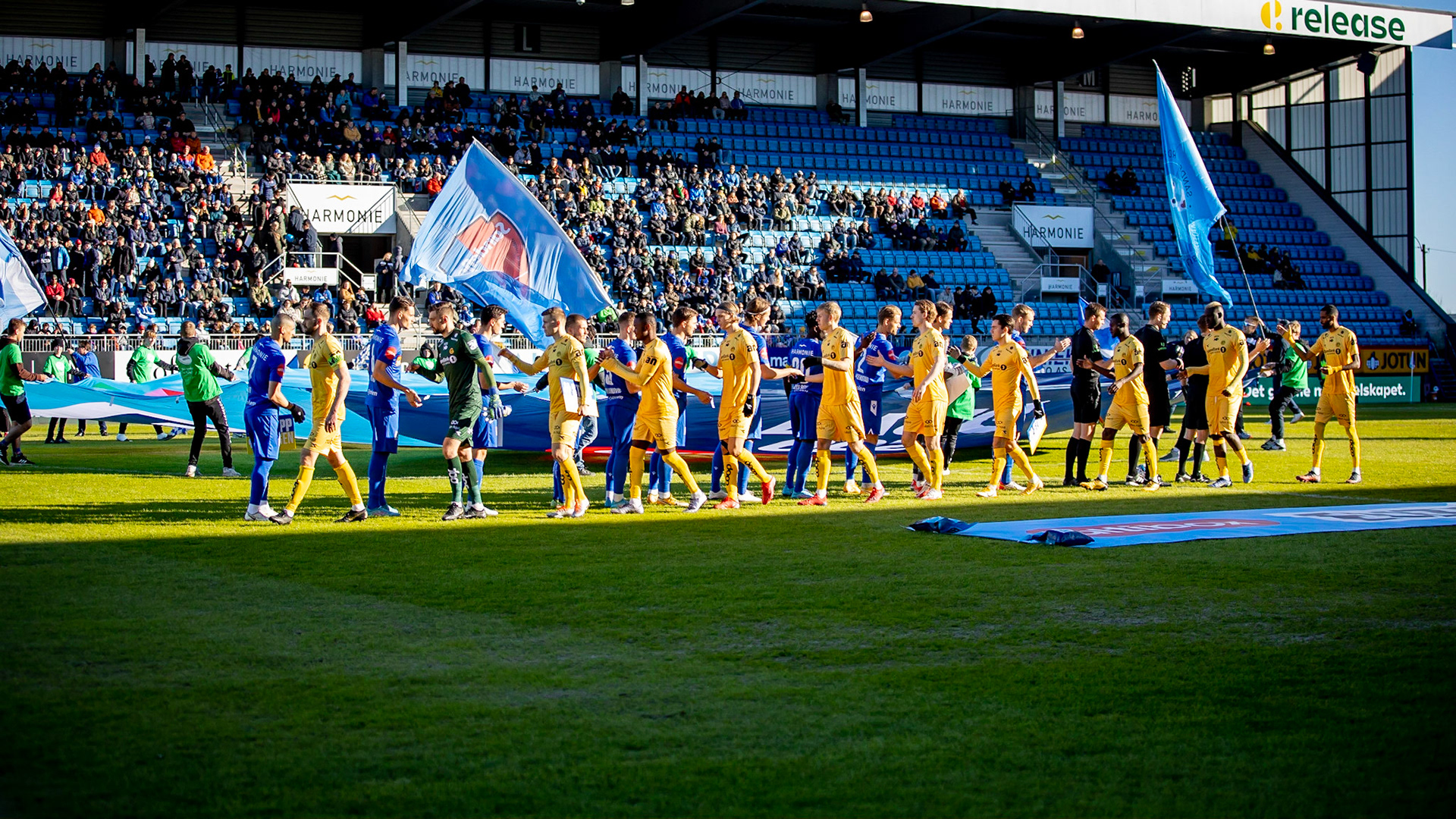 Lagene hilser før kamp