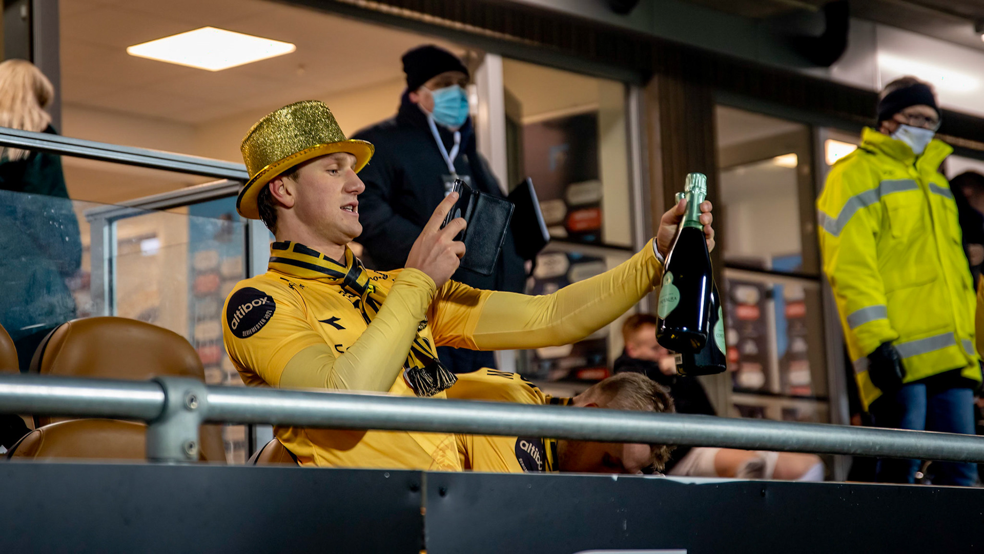 Erik Botheim gjør klar sjampisen