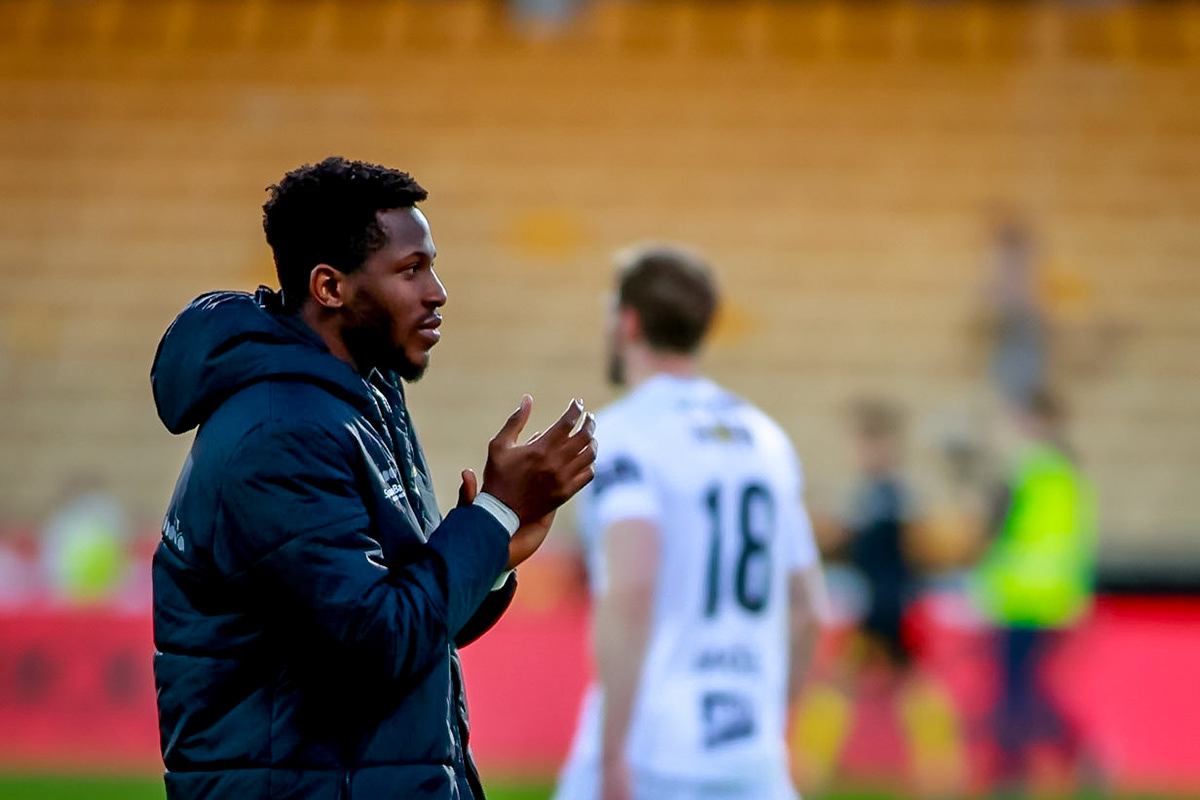 Faris Pemi takker Glimt-fansen etter kampen.