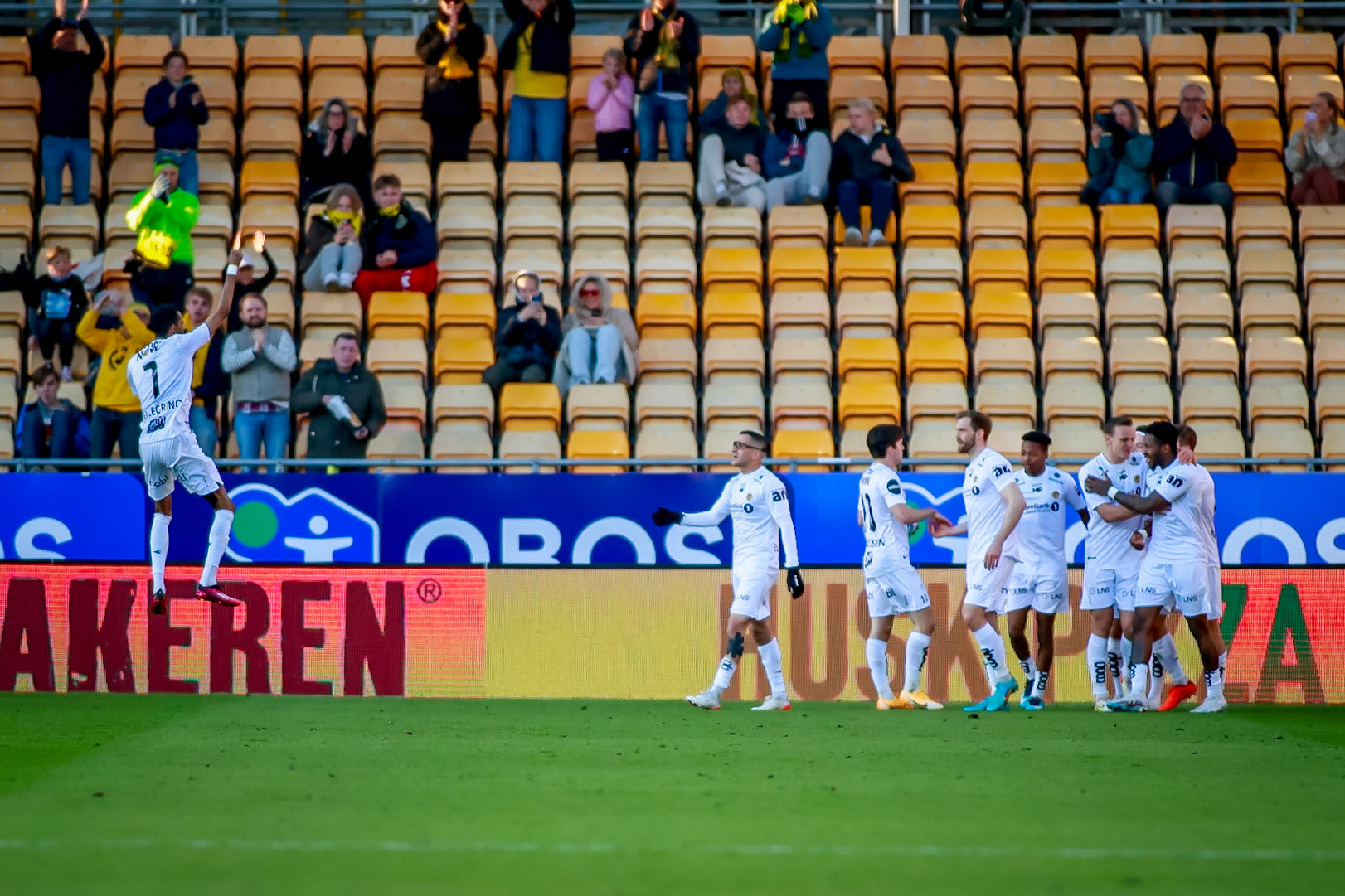 Bodø/Glimts spillere jubler for Faris Pemis scoring. Amahl Pellegrino kommer inn fra venstre.
