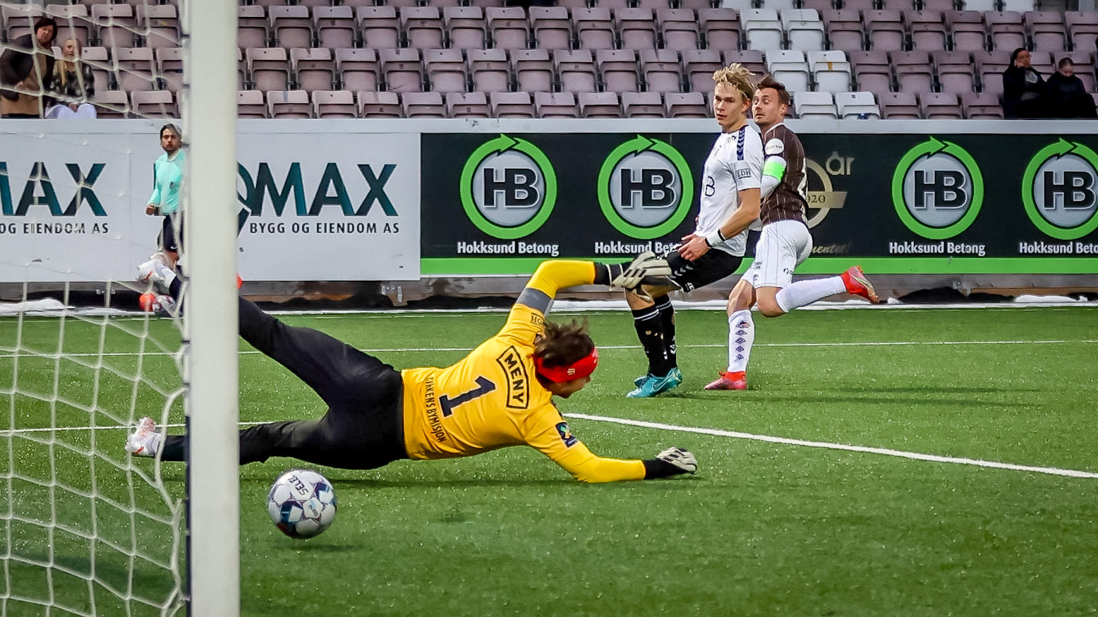 Ole Amund Sveen setter Mjøndalens første mål
