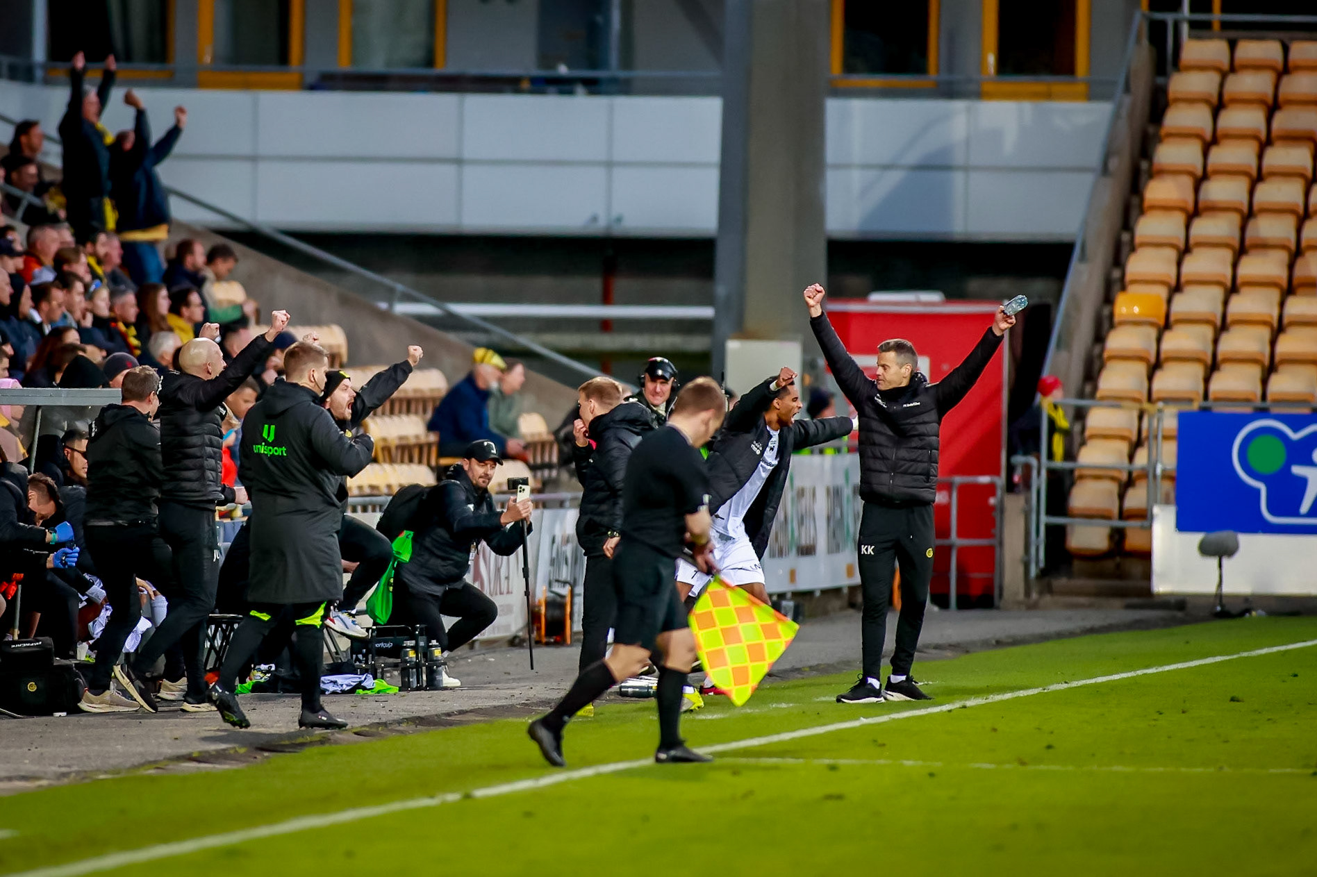 Kjetil Knutsen og Bodø/Glimts benk jubler da dommeren blåser av kampen