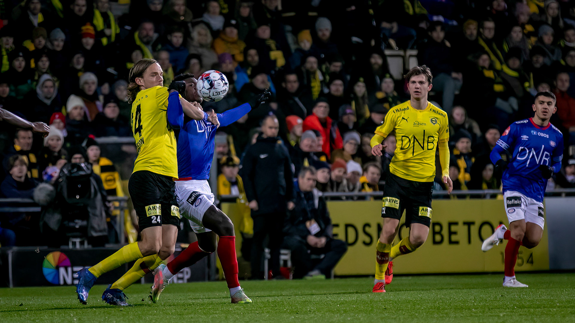 Tom Pettersson med et solid grep på Seedy Jatta
