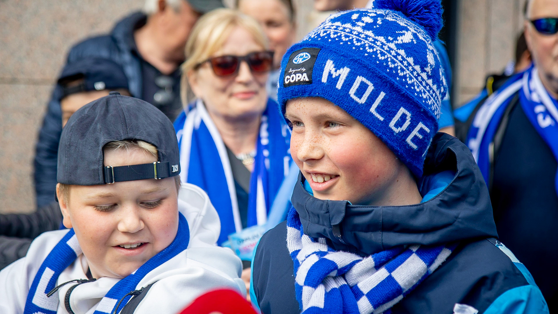 Unge supportere intervjues før kamp