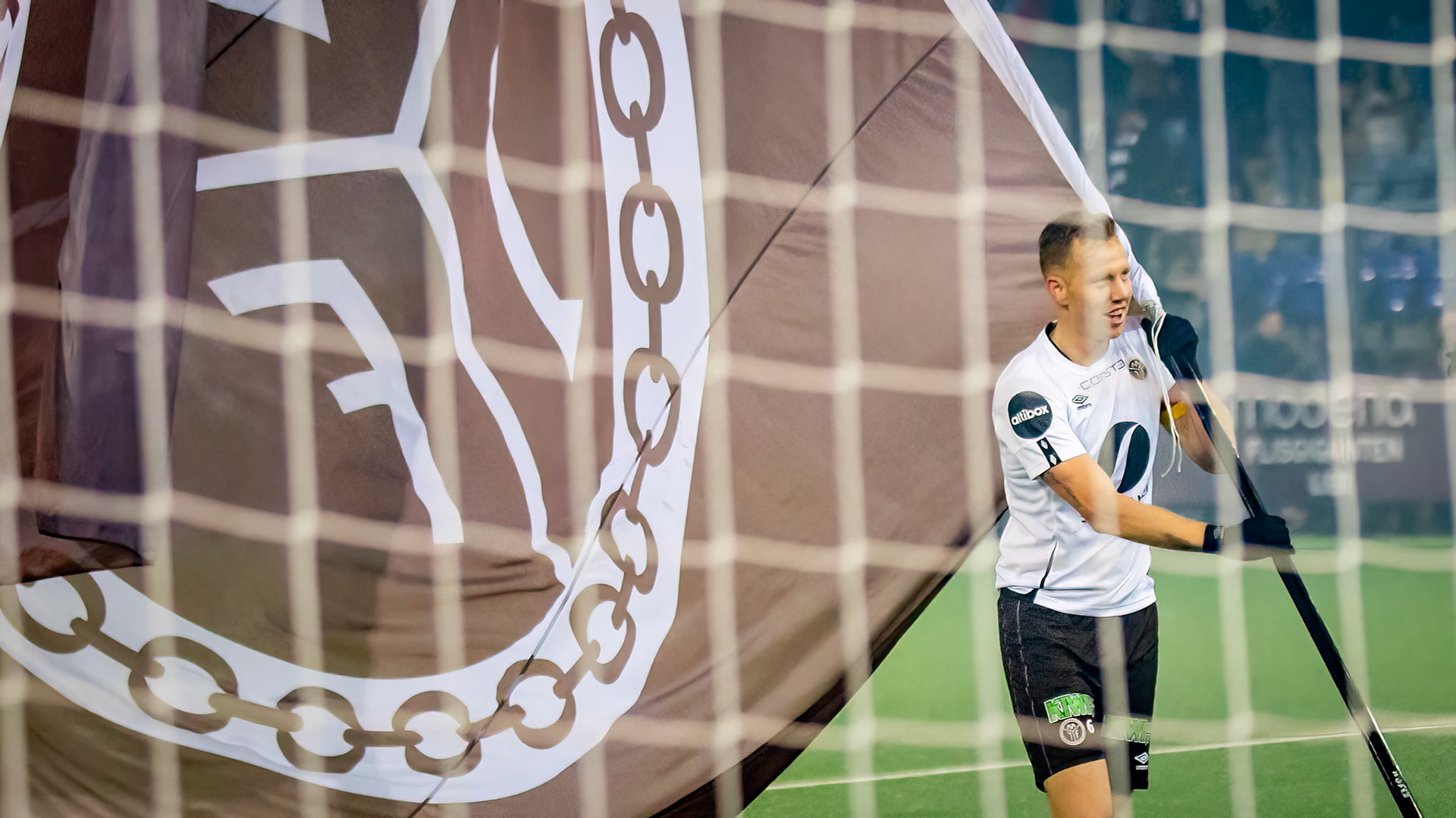 Hærfører Joachim Olsen Solberg planter Mjøndalens flagg på Marienlyst