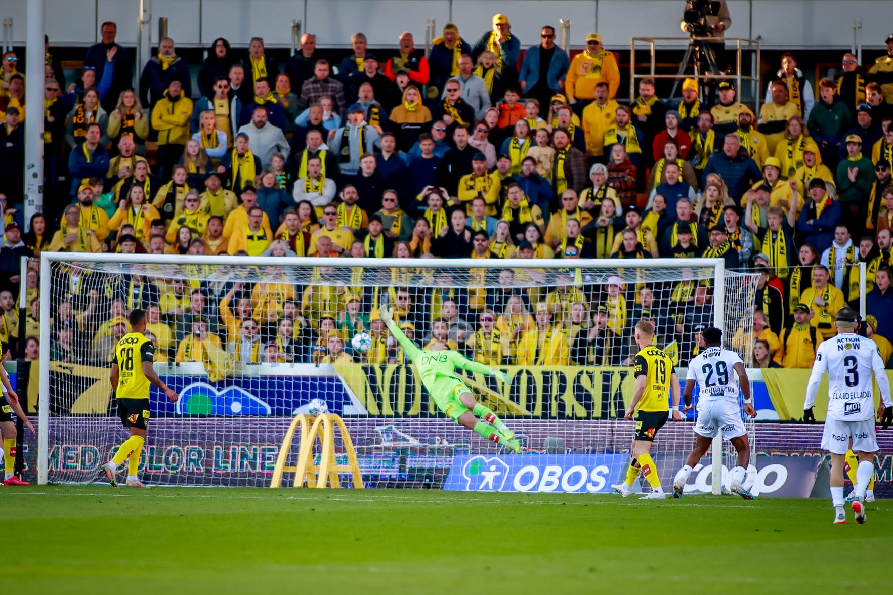 Faris Pemi header inn 0-1. Mads Hedenstad har ingen mulighet til å redde.