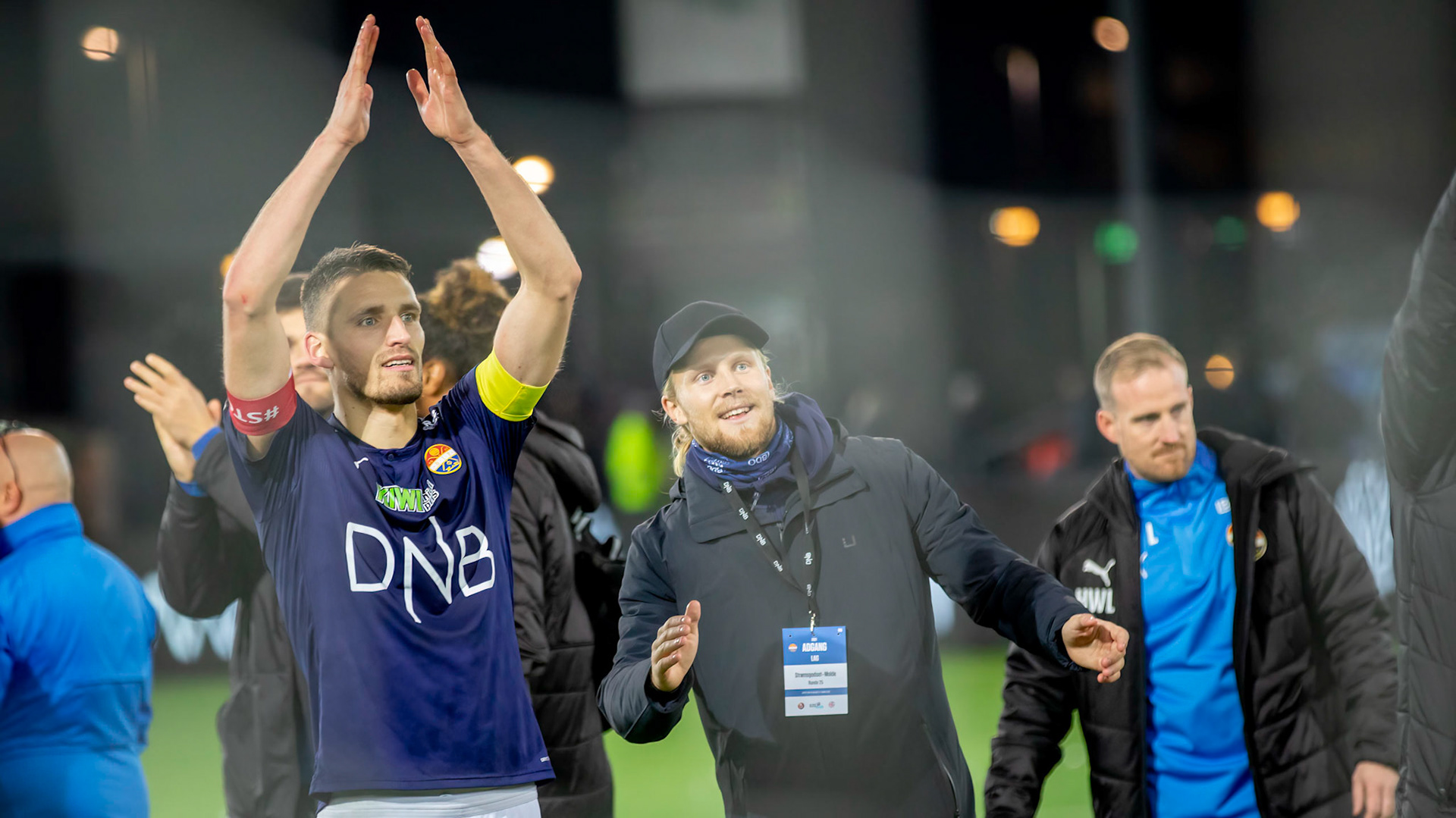 Lars Vilsvik og Lars Jørgen Salvesen feirer foran Godsetunionen