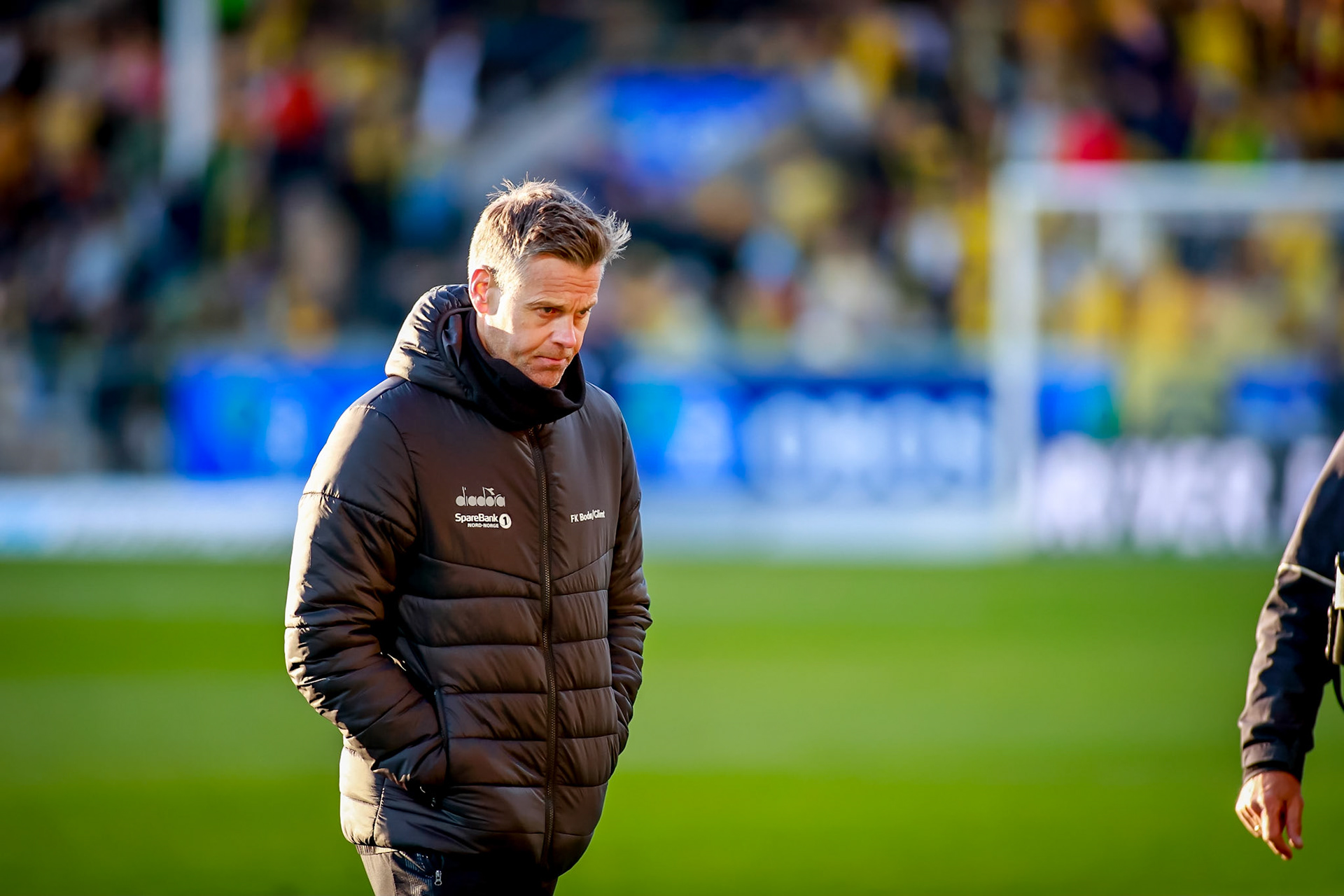 Bodø/Glimts trener Kjetil Knutsen går inn til en pauseprat