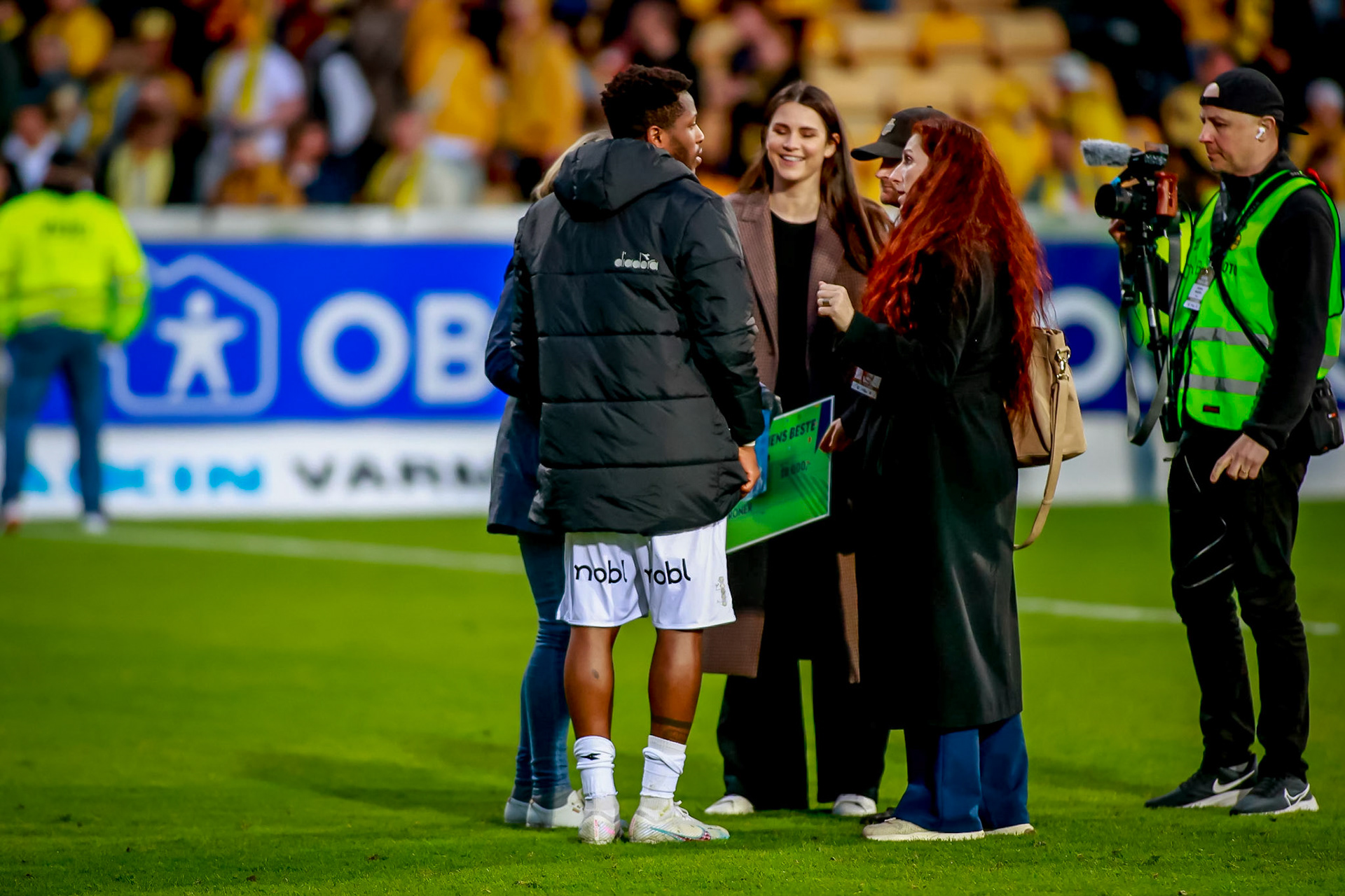 Faris Pemi får sin bestemannspremie av NFF president Lise Klaveness.