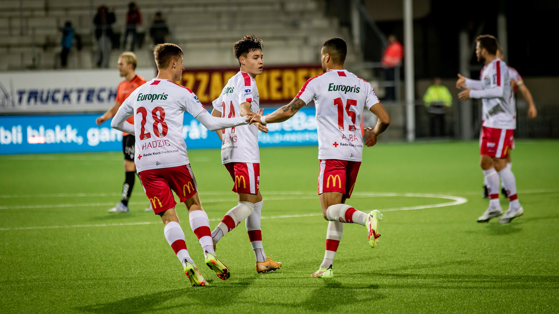 Hadzic, Williams og Alba feirer scoring