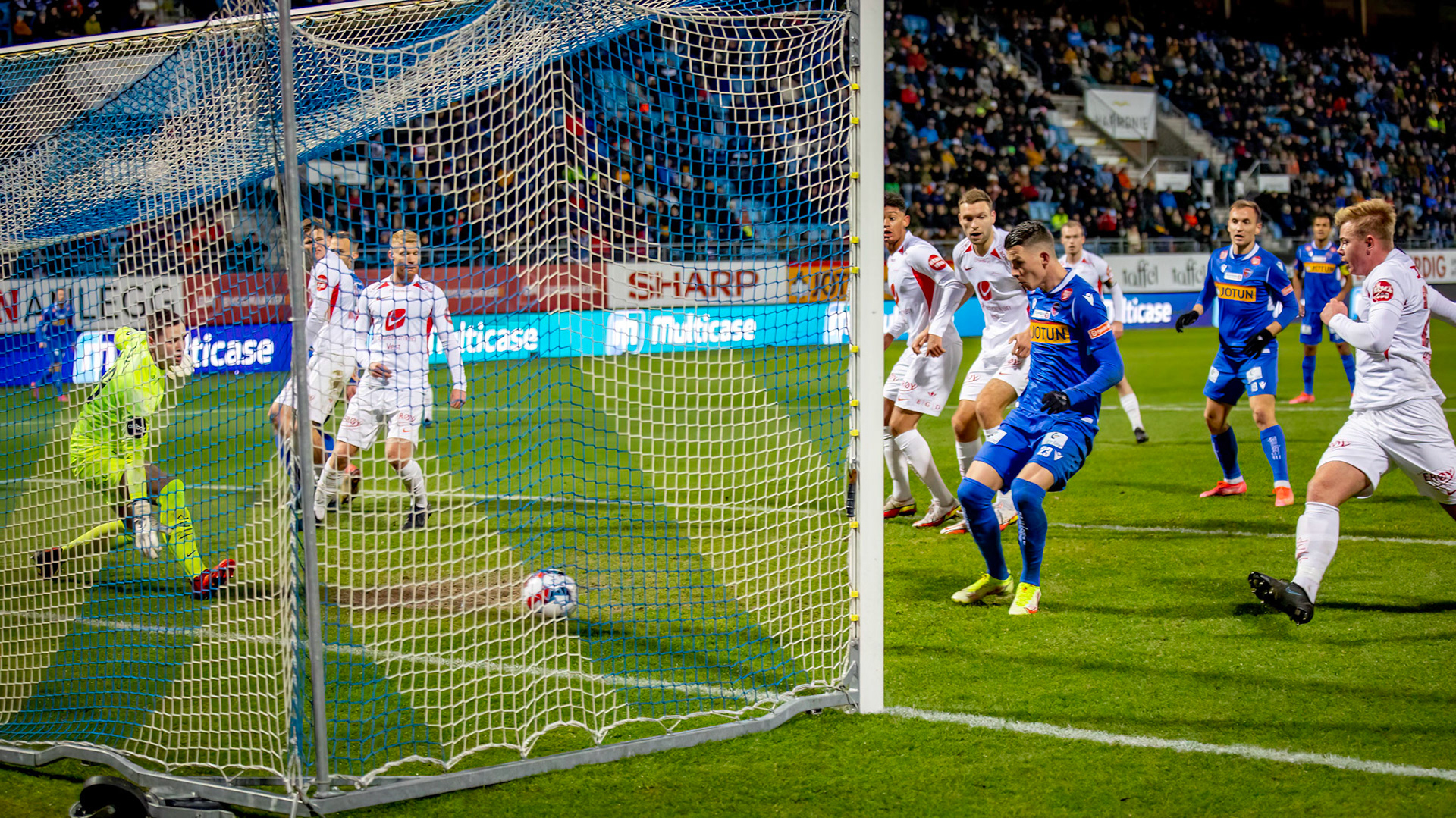Vidar Ari Jónsson bredsider enkelt inn 1-1 etter kraftig markeringssvikt hos Brann