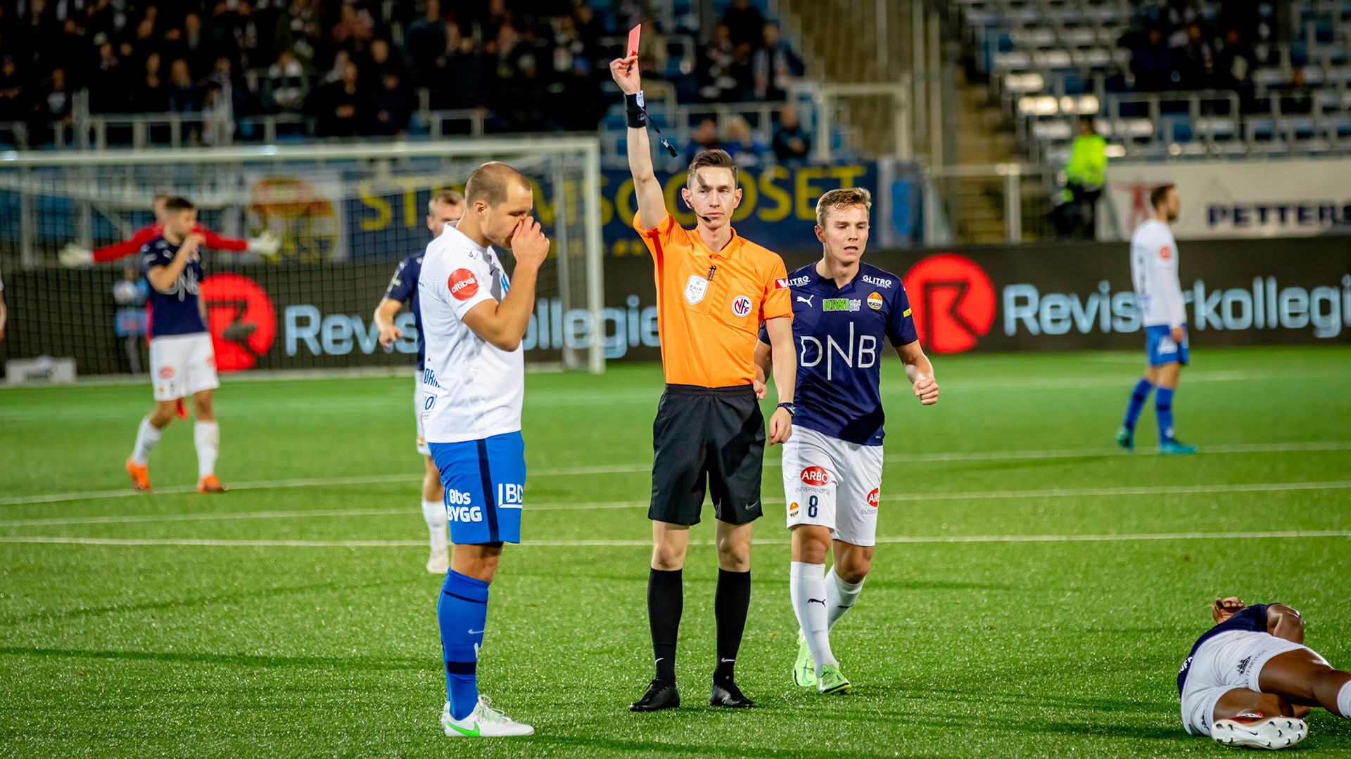 Martin Bjørnbak blir utvist etter takling på Fred Friday