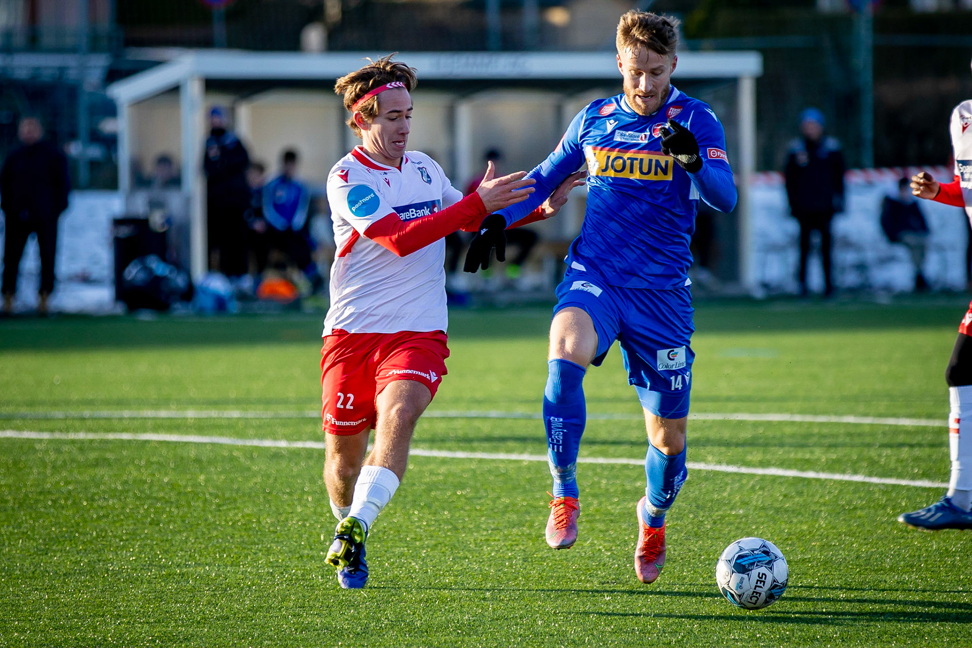 Sandefjords alexander Ruud Tveter jages av tidligere Bodø/Glimt-spiller Petter Nilssen Einarson